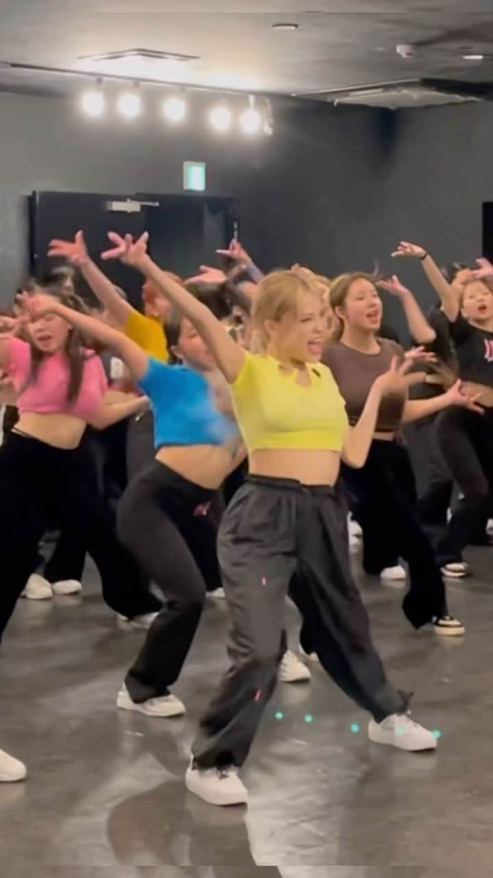 のインスタグラム：「We GIRL Warriors 🫡🌙🔥🔥  You & I waacking ver 🔥🔥🔥.  so much fun creating this thank you as always my home @dancestudio_ash and many many my fire baby girls 🇯🇵😘👯‍♀️💛  #youandme #waacking #ibukichoreography  #osaka #dancestudiosash #ibukiimata #teamib」