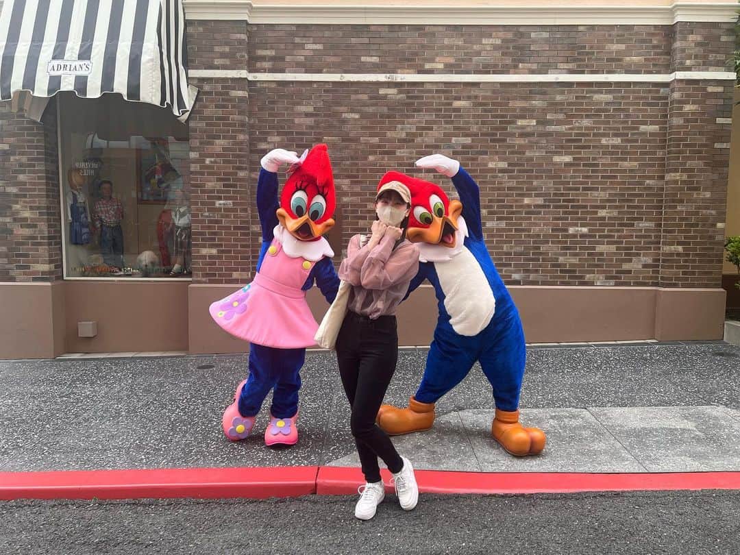 松井玲奈のインスタグラム：「ユニバ投稿はまだ続く✨ ウッディーとウィニーちゃんと初3ショット。 魔法生物にも会えたの！ピグミーパフは柔らかかった🥺 #usjファン」