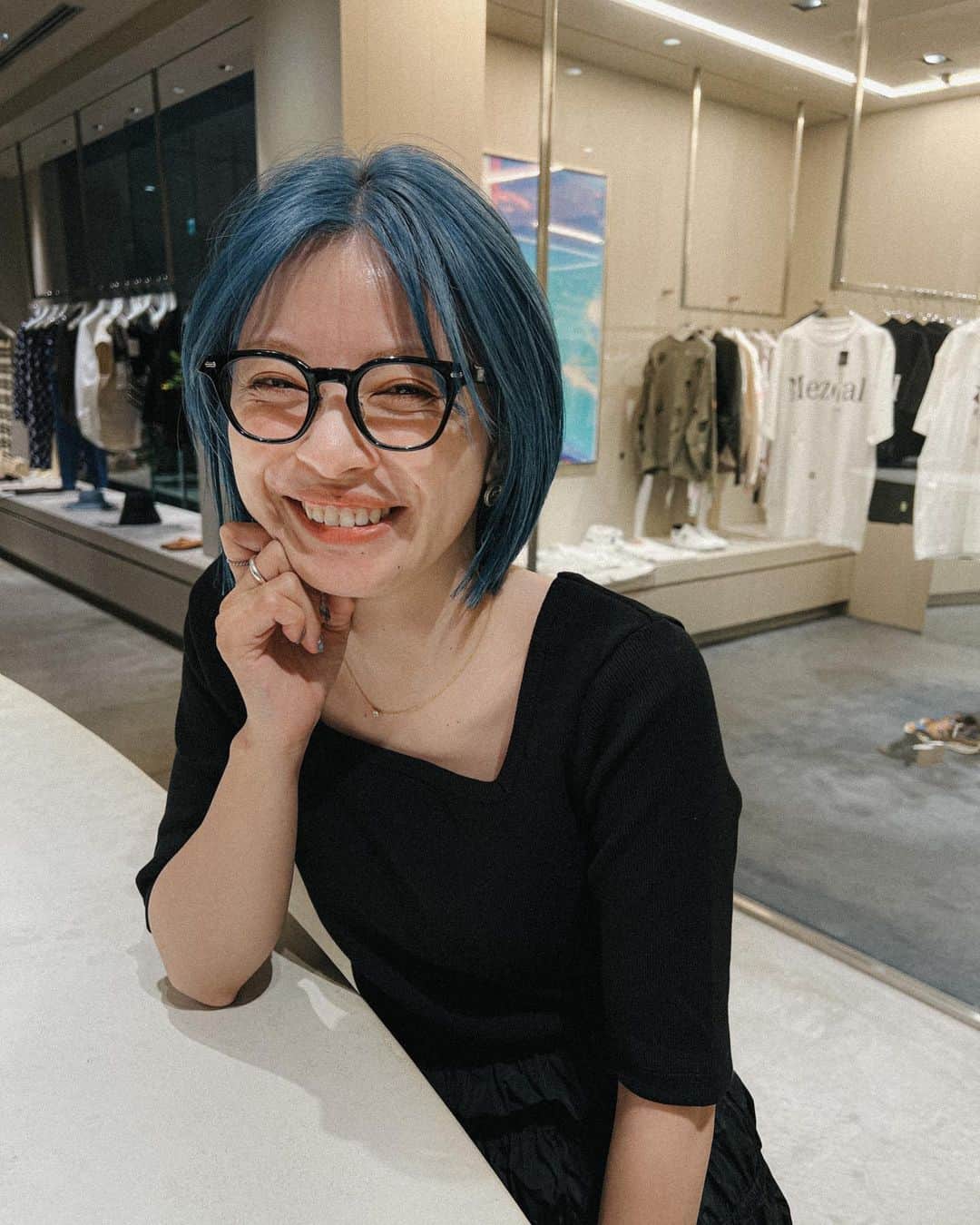 Yuudaiのインスタグラム：「2023年の私の携帯の待受が決まりました✴︎ @miku__kondo さん 妻をカットとカラーリングで素敵にしてくれてありがとうございました！  #来月で38歳な妻」