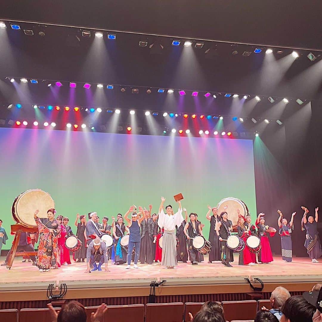 梅川壱ノ介（舞踊家）のインスタグラム：「𝑵𝑰𝑺𝑯𝑰𝑫𝑨𝑵 ￣￣￣￣￣￣￣￣￣￣￣￣￣￣￣￣￣￣￣￣￣￣￣ 同じ故郷、日田市にある太鼓集団《岳滅鬼太鼓》さまと初めてのコラボレーション舞台をさせていただきました。  日田市を愛し、一つの舞台を作ることは何かまた一つ新しい道が見えて来た気がしました。これからも芸道に精進し、故郷へ恩返しができる人間になっていきたいと思います。  いつも応援してくださり、ありがとうございます！  #梅川壱ノ介 #舞踊家 #日本舞踊 #太鼓と日本舞踊 #岳滅鬼太鼓 #日田市 #ClassicJapanesedance #traditionaljapanesedance」