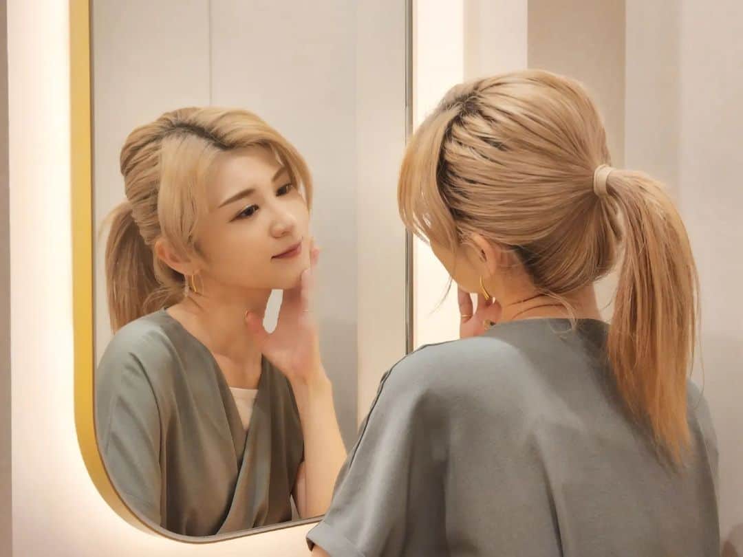 Hairmake Shinoのインスタグラム：「TIRTIR マスクフィットシリーズ𓂃𓈒𓏸  人気のクッションファンデ「TIRTIR」から新しく発売された商品MASK FIT AURA CUSHION ( マスクフィット オーラクッション ）  普段、 赤のMASK FIT RED CUSHION を使うことが多いけど、新しい商品は自然な仕上がりなのに崩れにくく、紫外線が気になるこれからの季節にも◎  𓂃𓈒𓏸𓂃◌𓈒𓐍𓂃𓈒𓏸𓂃◌𓈒𓐍𓂃𓈒𓏸  MASK FIT AURA CUSHION  ( マスクフィット オーラクッション ）  ・肌の中から密着して積み重ねる72時間持続オーラブライトニングクッション!  ・スキンフィットレイヤーでしっとりとした緻密なカバー！  ・肌にやさしく刺激を気にせず、さわやかなツヤあるカバー  ・ホワイトヒアルロン酸とシラカバ樹液が含まれて、しっとりしながらも輝く肌へ  #ティルティル #TIRTIR #韓国コスメ #敏感肌 #乾燥肌 #紫外線対策 #つや肌メイク #透明感」