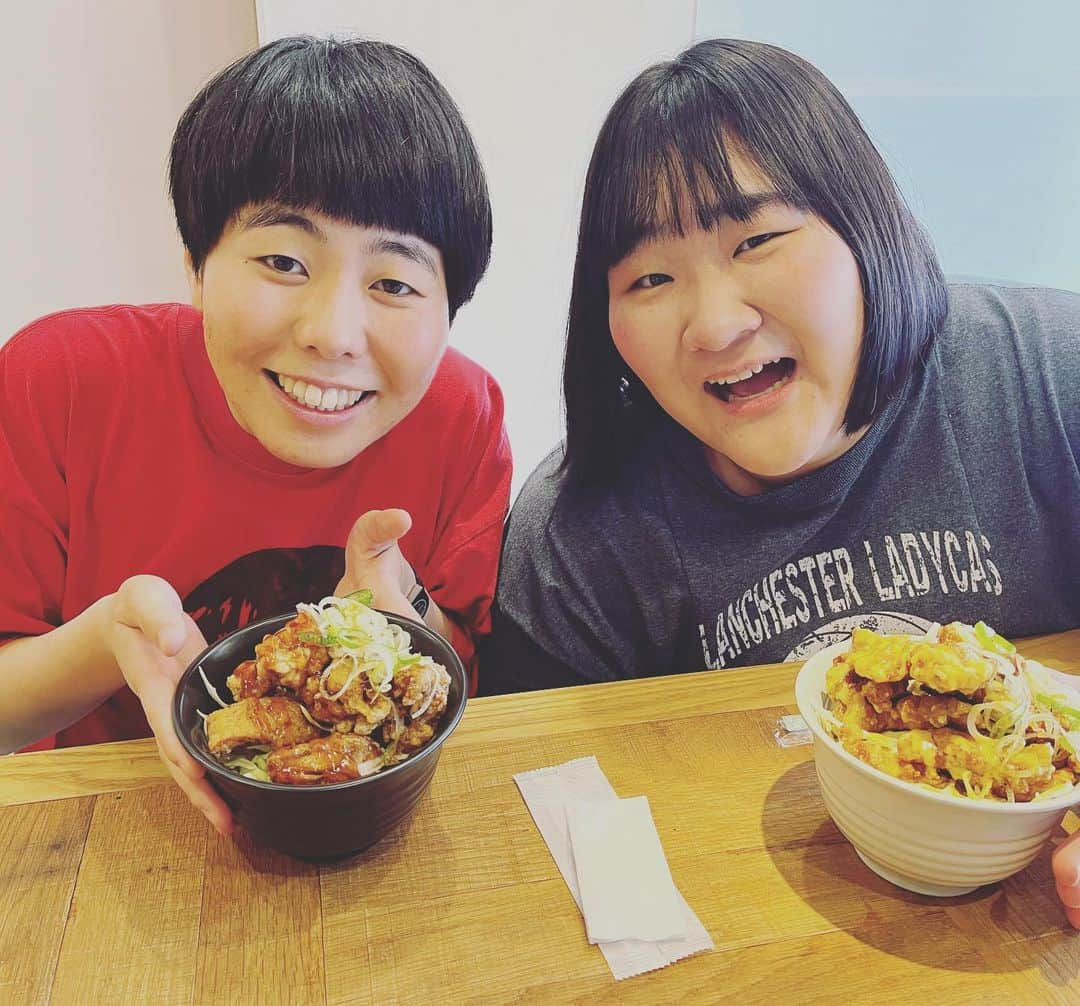 山上雄大さんのインスタグラム写真 - (山上雄大Instagram)「⁡ おすー✋ 「Dish Labo KYOTO」 昨日と今日プレオープン🌻 おかげさまで沢山の方から イートイン、テイクアウト、デリバリーと 注文していただいてます❗️ありがとございます❗️ ほいでー！ほいで！ ヨネダの2人もお祝いに駆けつけてくれました🙏 おおきに🙇おおきにやでー🙇‍♂️ ⁡ ほんで！明日からいよいよグランドオープン🌼 最初は大好きなクレープをメインで その他スイーツやオリジナル唐揚げなどもやりつつ 色々なジャンルにチャレンジしていこうと💪💪 イートイン・テイクアウト・デリバリー ぜーーーんぶ思いっきりやらせてもらいますよ‼️ 何か聞きたい事などありましたらDM下さい‼️ ⁡お店のアカウントにどんどん情報をアップしていきますんで✔︎  遠方の方も築102年、ダニ0の一軒家に泊まれますので🙆‍♂️🙆  東京人生と同じく京都人生もさいこーーにたのしいでーー🙌」5月10日 19時56分 - yamagamiyudaidesu