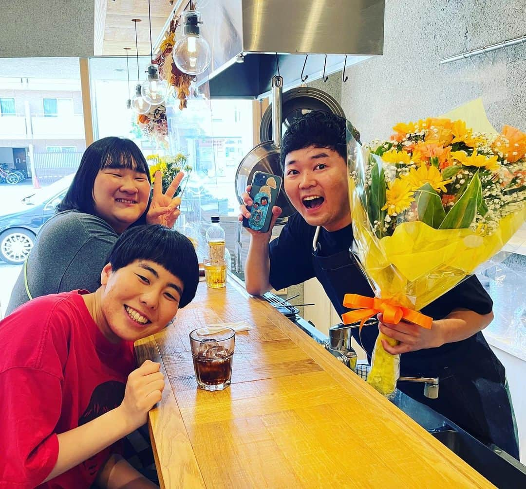 山上雄大のインスタグラム：「⁡ おすー✋ 「Dish Labo KYOTO」 昨日と今日プレオープン🌻 おかげさまで沢山の方から イートイン、テイクアウト、デリバリーと 注文していただいてます❗️ありがとございます❗️ ほいでー！ほいで！ ヨネダの2人もお祝いに駆けつけてくれました🙏 おおきに🙇おおきにやでー🙇‍♂️ ⁡ ほんで！明日からいよいよグランドオープン🌼 最初は大好きなクレープをメインで その他スイーツやオリジナル唐揚げなどもやりつつ 色々なジャンルにチャレンジしていこうと💪💪 イートイン・テイクアウト・デリバリー ぜーーーんぶ思いっきりやらせてもらいますよ‼️ 何か聞きたい事などありましたらDM下さい‼️ ⁡お店のアカウントにどんどん情報をアップしていきますんで✔︎  遠方の方も築102年、ダニ0の一軒家に泊まれますので🙆‍♂️🙆  東京人生と同じく京都人生もさいこーーにたのしいでーー🙌」