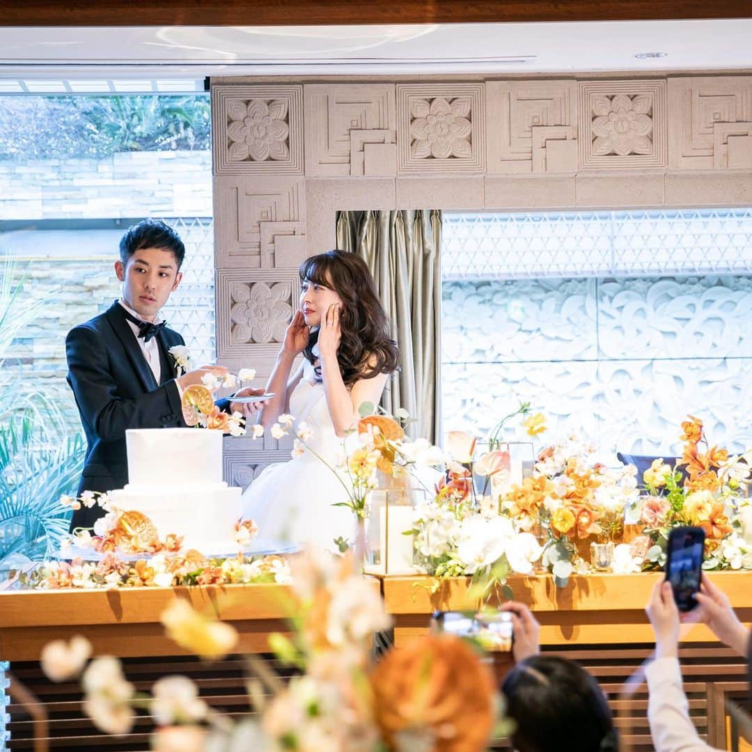 アルカンシエル南青山さんのインスタグラム写真 - (アルカンシエル南青山Instagram)「・ 【wedding cake ceremony】 ・ 定番セレモニー〝ファーストバイト〟 ・ おふたりのこだわり詰まったケーキデザインとともに ・ 新郎様から新婦様へは《一生食べる物に困らせない》 新婦様から新郎様へは《一生美味しい食事を作ってあげる》 という意味がこめられています ・ それぞれの意味や想いをこめてセレモニーを･･･  ................................... 南青山で🌱光×水×緑🌿 を感じられる結婚式場🕊✴︎ . 『感謝を、式のまんなかに。』をテーマに 自然体で感謝が伝わる結婚式の事例を紹介💛 . 👇🏻をタップ🌈👣 @arcenciel.minamiaoyama . 会場は感染症対策を施しておりますのでご安心ください ......................................  #披露宴レポ  #ファーストバイト  #ウエディングケーキデザイン  #ウエディングケーキ  #アルカンシエル #アルカンシエル南青山 #アルカン花嫁 #東京花嫁 #東京プレ花嫁 #東京ウェディング #東京結婚式 #表参道花嫁 #表参道プレ花嫁 #表参道ウェディング #表参道結婚式 #ナチュラルウェディング #コロナに負けるな #結婚式をあきらめない #日本中のプレ花嫁さんと繋がりたい #感謝を式のまんなかに #2023夏婚 #2023秋婚 #2023冬婚 #2024春婚」5月10日 21時00分 - arcenciel.minamiaoyama