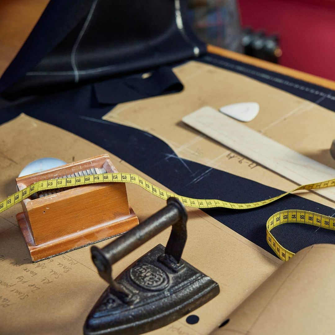 ハケットのインスタグラム：「Available exclusively at our flagship J.P Hackett store on 14 Savile Row, Bespoke Tailoring allows you to immerse yourself in a unique experience, while creating a suit to last a lifetime.  #HowToHackett」