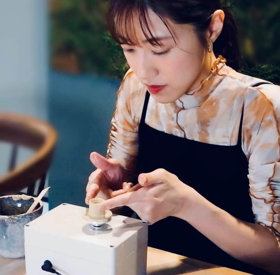 仙名彩世のインスタグラム：「ミニチュアどんぶり。  小型電動ろくろで制作中。  Miniature rice bowl. Working on a small electric potter's wheel.  #仙名彩世#ハンドメイド#ミニチュア#ミニチュアフード#ろくろ#小型電動ろくろ#どんぶり#ミニチュア食器#オーブン粘土#オーブンレンジ#sennaayase#miniaturefood#miniature #tableware#ricebowl#手工制作#微型#微型食品#센나아야세#핸드메이드#미니어처#미니어처푸드」