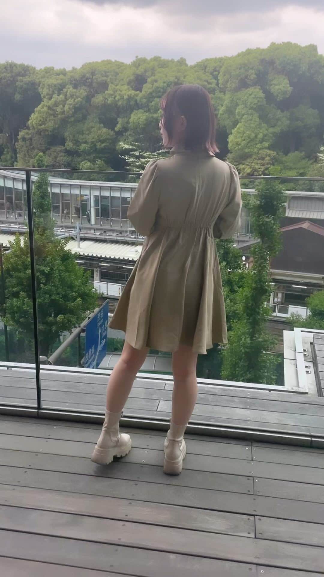 平野友里（ゆり丸）のインスタグラム：「🌷  #グレイルコーデ だった日👗🤍  ワンピース⇨ @grl_official  ブーツ⇨ @re_rz   このワンピース、お値段もかなりプチプラなのに 形も良いし、襟周りの形がすっごくかわちくて 高見えするしおすすめ❣️  ・ ・ ・ ・  #ゆり丸コーデ #グレイル #grl #grl購入品 #grlコーデ #グレイルワンピース #グレイル紹介 #プチプラ #プチプラコーデ #プチプラファッション #プチプラ高見えコーデ #プチプラ通販 #ootd #ootdfashion #コーディネート #コーデ #コーデ記録」