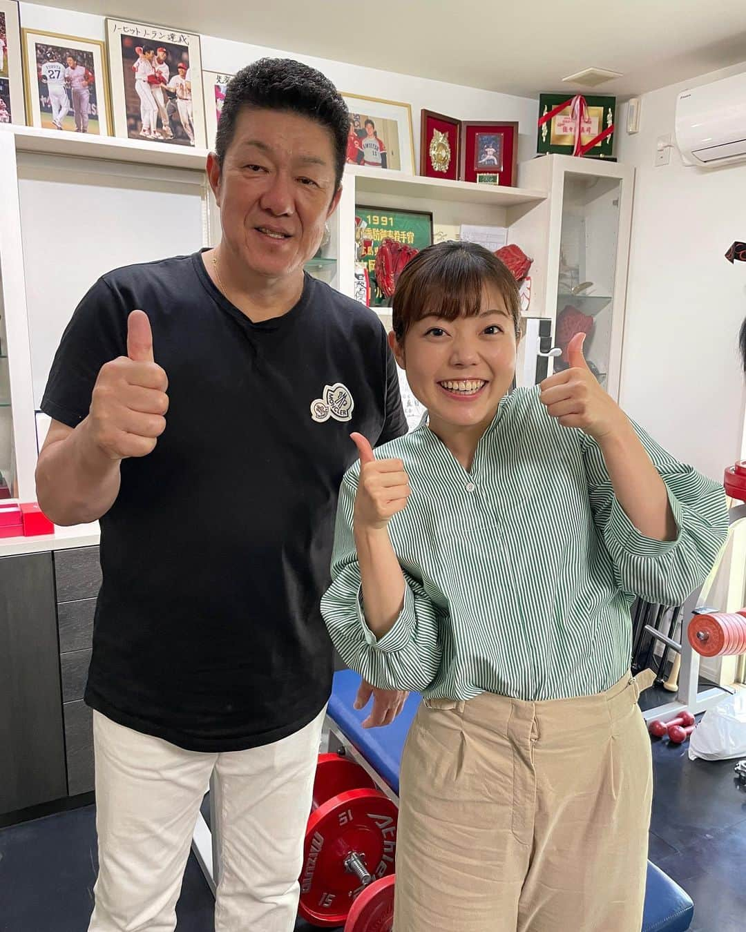 田村友里のインスタグラム：「佐々岡真司前監督✨ 今日はなんと、ご自宅でロケさせていただきました🙇‍♂️ 現役時代からのお宝の数々に、でるわでるわ貴重な裏話。 そしてやっぱり佐々岡さんはお人柄が素晴らしすぎるのです...😭 放送日はまたお知らせします🐥 #佐々岡真司 さん #広島東洋カープ #イマナマワールド  .」