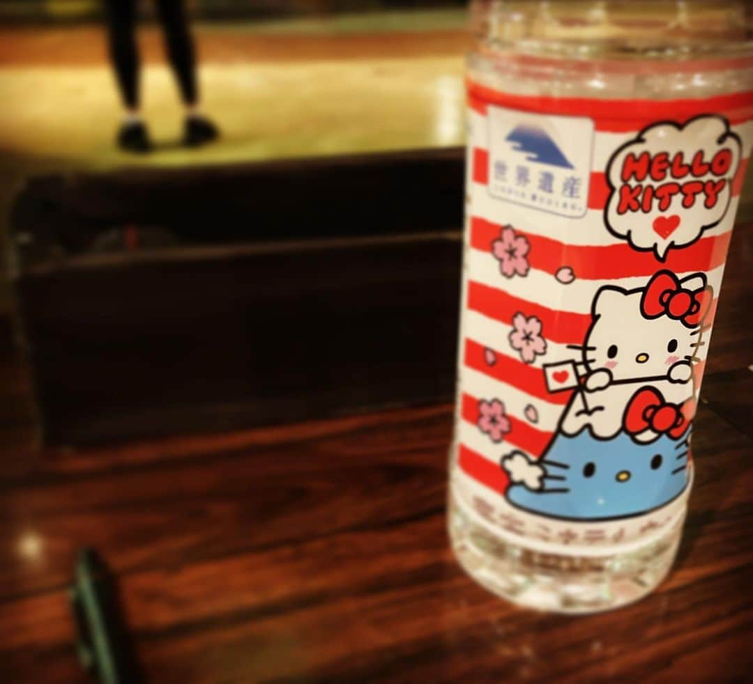 小林香さんのインスタグラム写真 - (小林香Instagram)「#ミラクルギフトパレード  #miraclegiftparade   #サンリオピューロランド  #ピューロランド   ピューロファンの皆様、ついに『ミラクルギフトパレード』が再開します！三年間お待たせいたしました！  新しく初日を迎えるにあたり振付稽古はすでにしっかり進んでおり、私は今日から稽古に入りました。三年ぶりに懐かしい踊りやら音楽やらを体感し、歓びでいっぱいです。そして何年経ってもキティちゃんの言ってることは素晴らしい！新しいキャストたちも素敵です。  キャストとスタッフが3年分貯めてきたエネルギーを賭けて初日までめいっぱい稽古していきますので、どうぞ楽しみになさっていてくださいね。  ちなみに、 闇の女王の声は 長女　#濱田めぐみ さん 次女　#水樹奈々 さん 三女　#はいだしょうこ さん です。ど迫力で美しい歌唱もお楽しみください！ アートディレクションは増田セバスチャンさん、音楽はヒャダインさん、八幡茂さん、振付はMIKIKOさん、SHUNさん、新海絵理子さん、衣裳は有村淳さん、アクションは渥美博さん、照明は高見和義さん、演出補は岡千絵さん、脚本・演出は小林香です。  ぜひお見逃しなく！！」5月10日 20時12分 - caori_covayashi