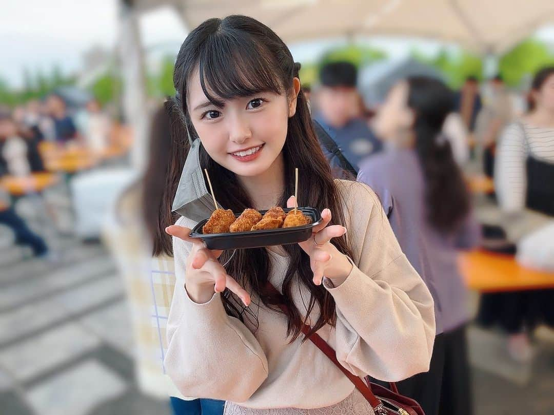 長南舞のインスタグラム：「餃子フェスというものに行ってみました！🥟 餃子がたくさんありました！(当たり前)  フルーツビールは味沢山あって決めきれず 飲み比べセットにしてしまいました🍺  #餃子フェス #餃子 #フルーツビール #ビール #フェス」