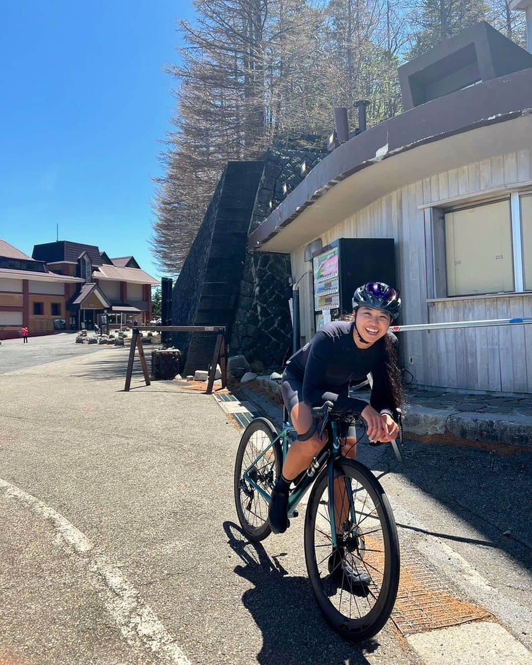 平良エレアさんのインスタグラム写真 - (平良エレアInstagram)「富士ヒル試走🏔75km 1500up🚴‍♀️  やっと行って来た✨ プロコーチで同じカステリアンバサダーの 岸くんに付いてもらって登って来ました✌️  スタート地点までにあんなに登るのね。 富士ヒルのコース初めて走ったから どこで傾斜がきつくなるかもわからない 精神的疲労にやられ残り5kmが本当に辛かった😭  しんどくなってやばい時に 身体の使い方とかアドバイスくれて教えてくれるんだけど 実践できる余裕なんて全くなかったよ。。。  前日には皆冬装備で行きな！ってアドバイスくれたけど 今日はめっちゃ晴天で太陽ポカポカ🌞暑かった✨ 天気にはめっちゃ恵まれて富士山も綺麗に見えた😍！  PROSECCO TECH W LONG SLEEVE ANIMA 4 LONG SLEEVE JERSEY PRIMA BIBSHORT このレイヤリングにダウンヒルの時だけ ARIA SHELL W JACKET  これでも充分過ぎたよ💙 梅雨入ったらまたレイヤリングも変わるんだろうけど💡  #ロードバイク女子 #ロードバイク #富士ヒルクライム #roadbike #cycling #자전거 #로드 #公路車 #自転車女子 #cyclistlife #cyclinglife #cyclist #cyclinglifestyle #instacycle #instacycling  #LivCOMMITTED #わたしとLiv #LivJP」5月10日 20時07分 - erea0301