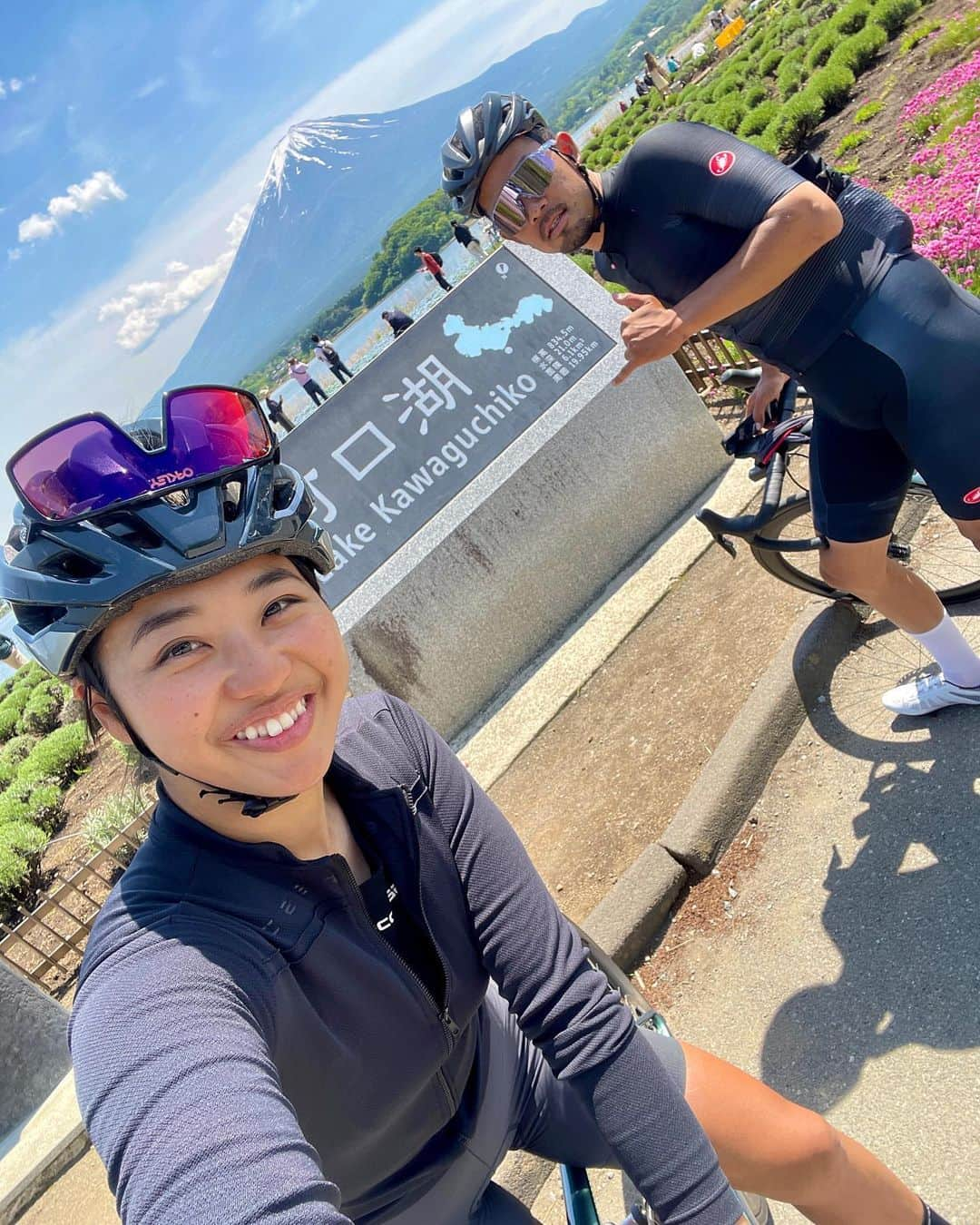 平良エレアのインスタグラム：「富士ヒル試走🏔75km 1500up🚴‍♀️  やっと行って来た✨ プロコーチで同じカステリアンバサダーの 岸くんに付いてもらって登って来ました✌️  スタート地点までにあんなに登るのね。 富士ヒルのコース初めて走ったから どこで傾斜がきつくなるかもわからない 精神的疲労にやられ残り5kmが本当に辛かった😭  しんどくなってやばい時に 身体の使い方とかアドバイスくれて教えてくれるんだけど 実践できる余裕なんて全くなかったよ。。。  前日には皆冬装備で行きな！ってアドバイスくれたけど 今日はめっちゃ晴天で太陽ポカポカ🌞暑かった✨ 天気にはめっちゃ恵まれて富士山も綺麗に見えた😍！  PROSECCO TECH W LONG SLEEVE ANIMA 4 LONG SLEEVE JERSEY PRIMA BIBSHORT このレイヤリングにダウンヒルの時だけ ARIA SHELL W JACKET  これでも充分過ぎたよ💙 梅雨入ったらまたレイヤリングも変わるんだろうけど💡  #ロードバイク女子 #ロードバイク #富士ヒルクライム #roadbike #cycling #자전거 #로드 #公路車 #自転車女子 #cyclistlife #cyclinglife #cyclist #cyclinglifestyle #instacycle #instacycling  #LivCOMMITTED #わたしとLiv #LivJP」