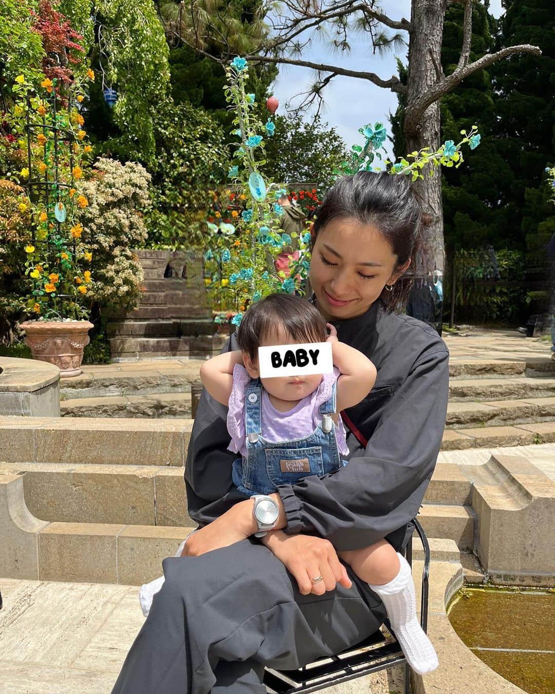 矢原里夏のインスタグラム：「📍🎭Venetian Glass museum,Hakone, Japan Finaly,We went to the Venetian Glass Museum. Glass flowers blooming in a beautiful European-style garden. My baby seemed happy to see them sparkling in the wind☺︎  最後は #ガラスの森美術館 へ。展示品も作り方の説明も面白かったけど、ヨーロッパ風のお庭にガラスのお花が咲いてるのがとってもかわいかった🌹 👶も風にキラキラなびくガラスに興味津々でした☺︎ . . 👚　@hereiam.official  このジャンプスーツとっても好評でシワになりにくいからアイロン要らずで旅行に最適でした☺︎さらに撥水でベビーに汚されてもウェットティッシュでさっと拭いたら落ちるのも良き〜♡  👶が着ているサロペットは @yucali_halcali のフリマでゲットしたもの！とっても可愛いし使い回し力抜群だからずっと着せてた笑  #hakone #箱根 #japantrip #trip #ママコーデ」