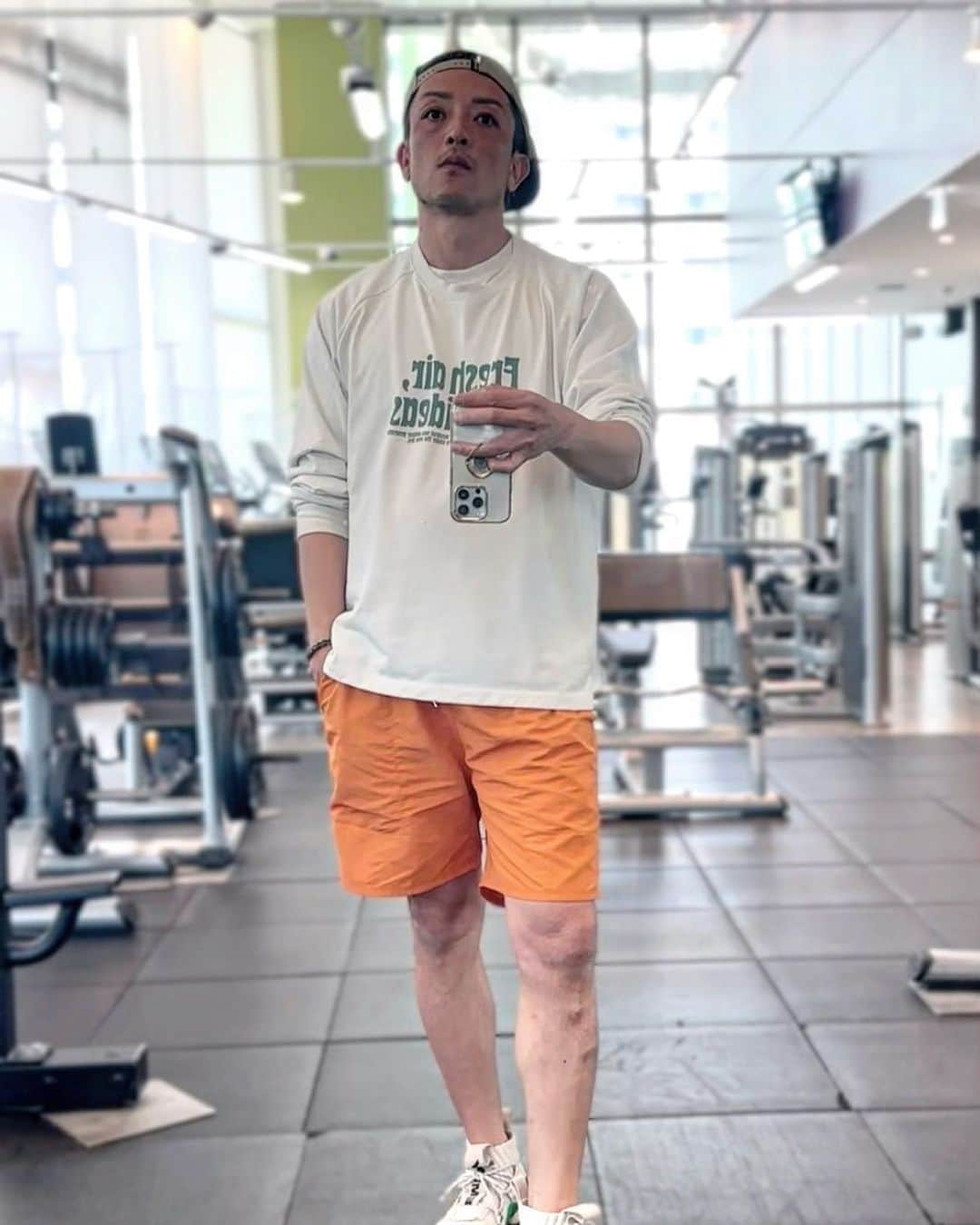 SHU-YAのインスタグラム：「髪が伸びると帽子かぶりがち。  中途半端な長さが鬱陶しくて坊主にしようかと何回も思うが何回も踏みとどまる。  暑くなってきましたね！」