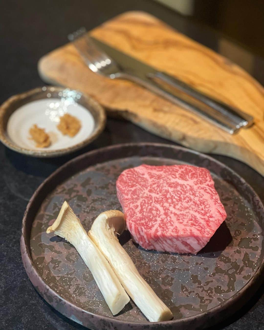 MOEさんのインスタグラム写真 - (MOEInstagram)「大阪市松屋町にあるお肉の質に拘った焼肉屋さん @matuyamatiririen にお邪魔してきました🐄✨  どの部位も美味しかったけれど、厳選和牛赤身肉のステーキが特に絶品でした🥩 〆にでてきたすだち冷麺もアサリが入っていてさっぱりして美味しかったです🤤  全室個室で周りを気にせずゆっくりお肉を楽しみにたい方におすすめです( ^ω^ )✌🏻  PR @matuyamatiririen  #焼肉 #焼肉グルメ #個室焼肉 #松屋町 #松屋町グルメ #谷町六丁目 #オシャレ #赤身肉 #個室 #デート #莉々園 #大阪焼肉 #大阪グルメ #大阪ディナー」5月10日 20時10分 - m0e_1i7_