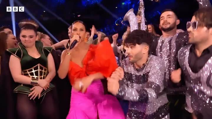アリーシャ・ディクソンのインスタグラム：「Well that was silly & a bit random! 😂 #eurovision 💗」