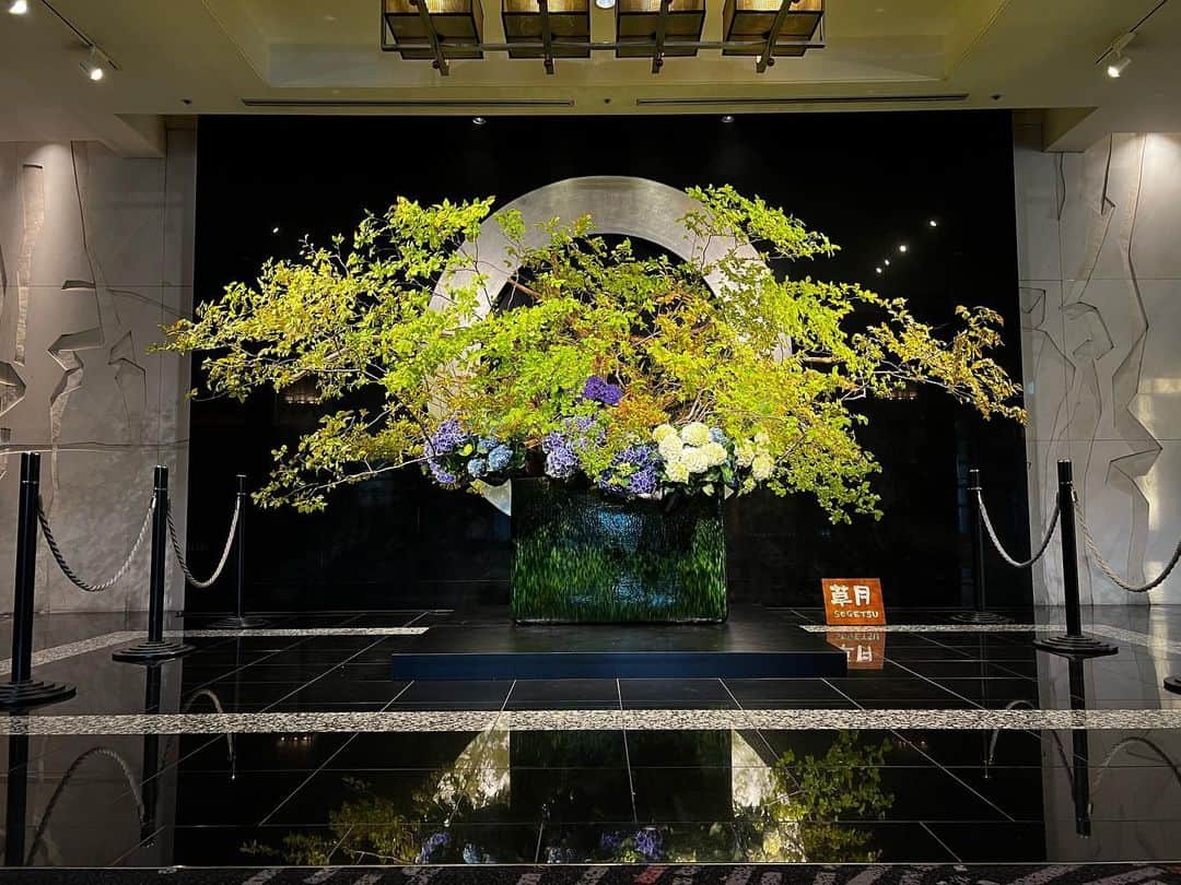 のインスタグラム：「Our Lobby’s flower arrangement has been changed to refreshing spring hydrangeas.  ロビィ装花が紫陽花を使った爽やかなものに生け変わりました。  作家：竹中麗湖先生 花材：紫陽花（紫、青、白）、なつはぜ、流木 期間：～6/6（火）お昼ごろまで  #新緑 #初夏 #紫陽花 #あじさい #hydrangeas  #ホテル #東京ホテル #ホテルステイ  #ホテルニューオータニ #ニューオータニ #hotelnewotani #newotani #tokyo #japan  #forbestravelguide #futuretravelguide #thepreferredlife #tokyotrip #tokyotravel #tokyohotel  #ホテルロビー #装花 #草月流 #草月流生け花 #草月 #hotellobby #lobbydesign #sogetsuryu #sogetsu」