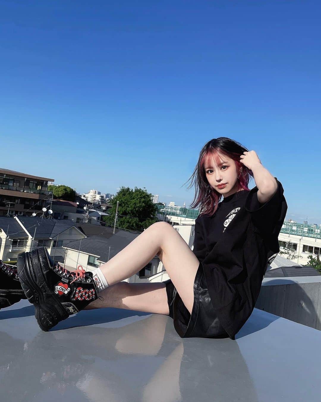 かすこんねぅのインスタグラム：「最近暖かいから調子乗って真夏女コーデしたら、夜クッソ寒くて凍え死ぬかと思ったよ。 服は @thatslife.jp さんので、ズボンはどっかの店で買ったやつで、帽子は下北沢の道端で謎のおばちゃんが売ってたやつです！」