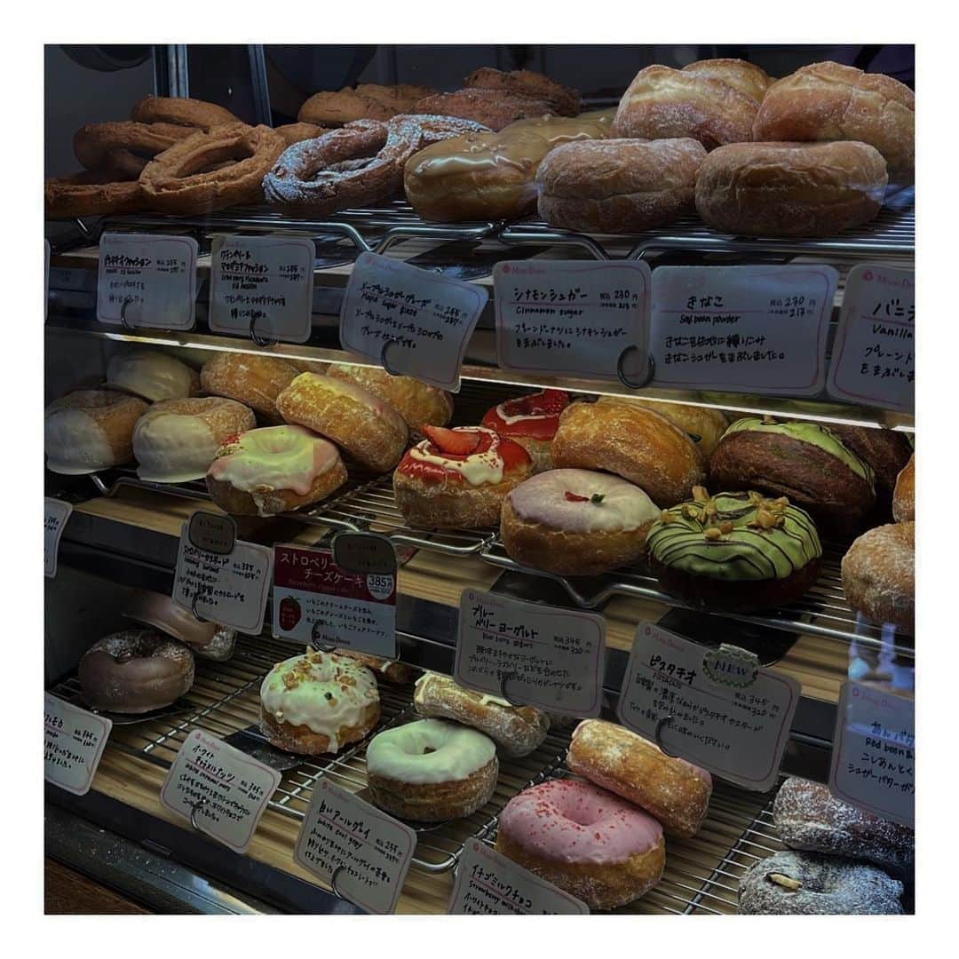 松葉愛海のインスタグラム：「ここのドーナツほんっっっとうに美味しいの🍩  ふわっふわで他のドーナツ屋と違う美味しさ🥺✨ やっぱドーナツLOVEなのは変わらなかった🤍  【ミサキドーナツ】行ってみて🚗💨」
