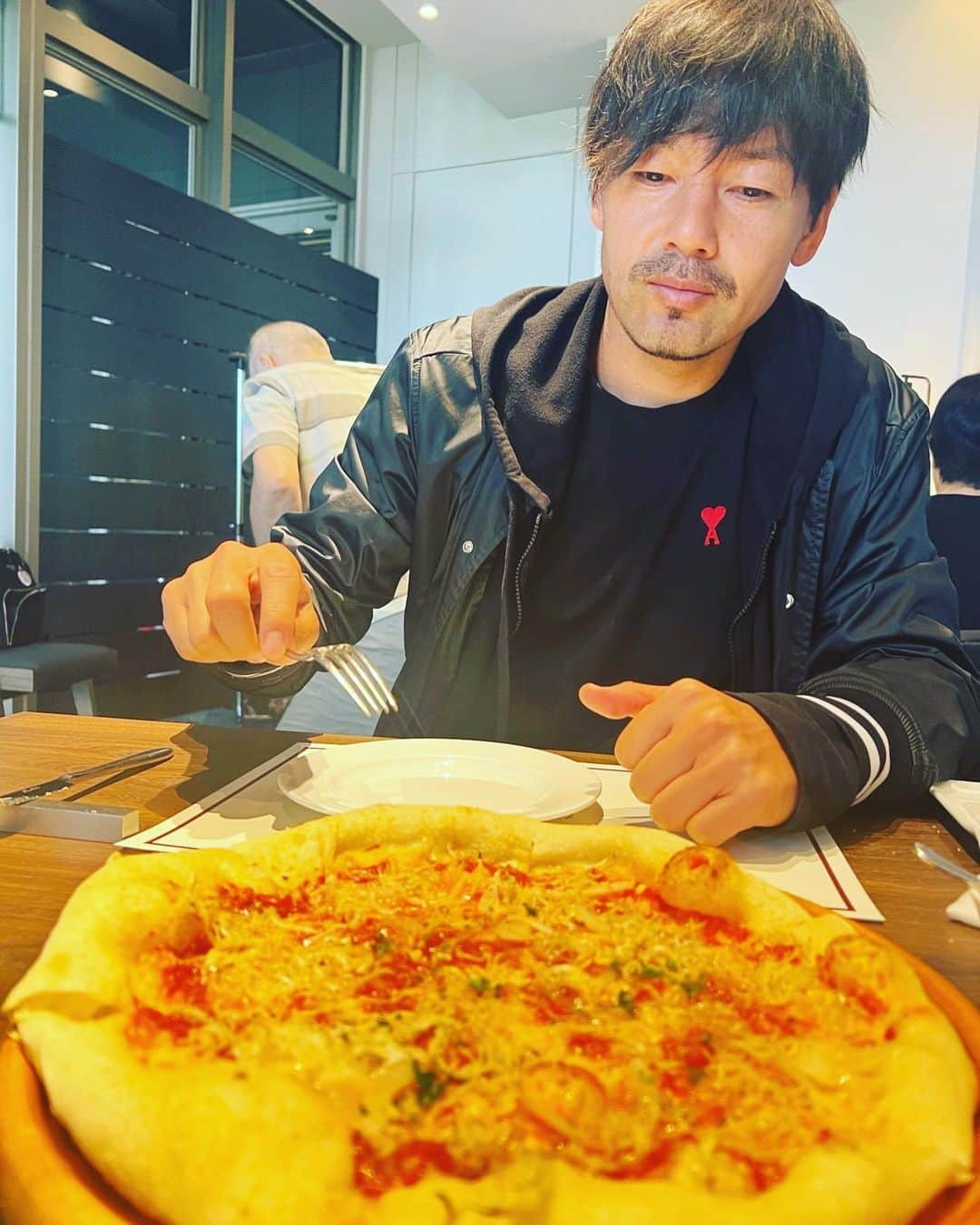 松井大輔さんのインスタグラム写真 - (松井大輔Instagram)「よしピッツァ食べようっと  #pizza  #italy  #イタリアン #ピザ #japan #tokyo #海外旅行 #行きたいなあ #trip #cafe #パンナコッタ #ティラミス #ペンネアラビアータ #」5月10日 20時25分 - matsuidaisuke_official