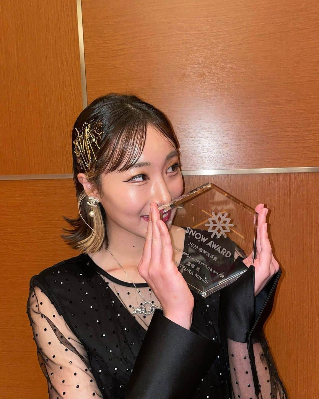 鬼塚雅さんのインスタグラム写真 - (鬼塚雅Instagram)「💎Snow Award💎 優秀選手として表彰式に参加し優秀賞を頂きました。素敵な衣装とアクセサリー、ヘアスタイルに囲まれて幸せだったぁ  衣装は @emporioarmani さん メイク、ヘアメイクは @kose_official さん  #ISPS #RedBull #artisticandco #fjanck #ようきペットクリニック #samanthathavasa #nitrousa #electric #cwx  #swix #スリックハウス #スノーボード #snowboard #アワード #アルマーニ #emporioarmani #品川 #東京 #ドレス #ブラックドレス」5月10日 20時25分 - miyabionitsuka