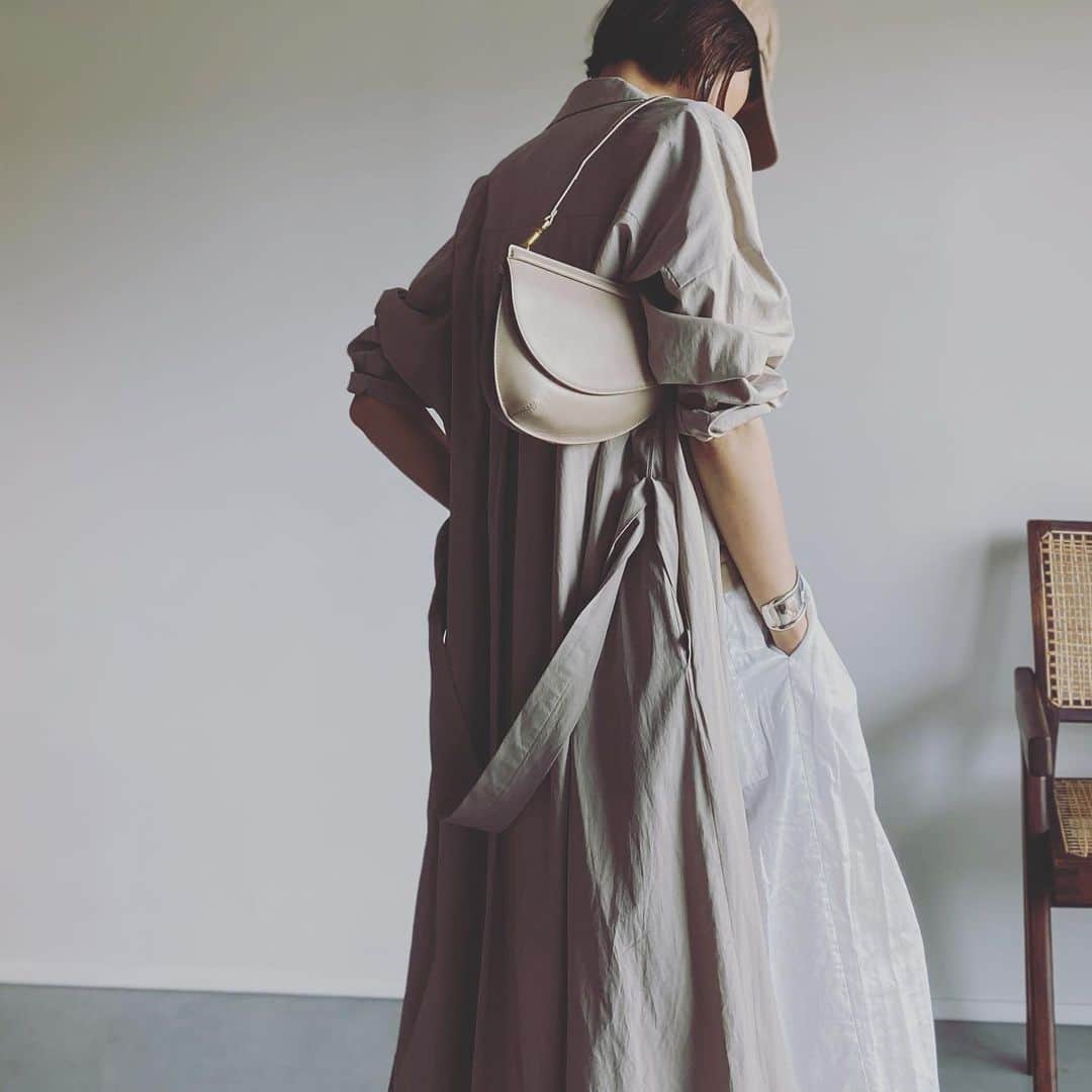 坪田あさみのインスタグラム：「端境期の羽織りものっている？って疑ってごめんなさい、な話。  ここ数年、暑いか寒いかが極端で、 端境期ならではのトレンチコートのような羽織りものの 出番があまりないと感じていたのですが、 この薄軽ドレスコートの出番の多さといったら！  ほぼ毎日、仕事に行く時もスーパーに行く時も 便利すぎて手放せません☺️ （過去の投稿を見たらこればっかりやん😂）  着回し力の高さのポイントは薄さ。 後日またアップしますが私が何年も偏愛してる カオスのラミージャケット （今年はショートブルゾンにしました）も 端境期どころか真夏まで大活躍。 やはり薄軽素材がポイントなんです。  羽織りものは一枚あると着こなしに奥行きが出るので、 やっぱり必要だというのが結論です🙌🏼  #大人カジュアル #大人カジュアルスタイル #大人カジュアルファッション #大人カジュアルコーデ #きれいめコーデ #大人カジュアルコーディネート #大人カジュアル服　#こなれ感 #こなれカジュアル #こなれ #こなれコーデ　#40代 #40代ファッション #40代コーデ　#50代 #50代ファッション #50代コーデ」
