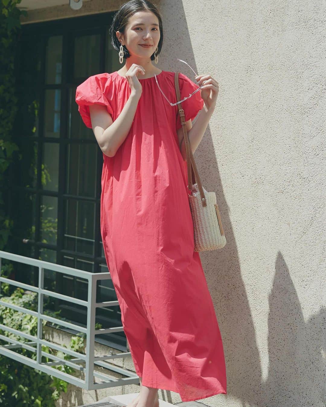 N.さんのインスタグラム写真 - (N.Instagram)「＼＼ 𝐍. 𝐈𝐍𝐒𝐓𝐀 𝐋𝐈𝐕𝐄 ／／  ルミネ北千住店より、 スタッフおすすめ5月の新作アイテムをご紹介！ カラーワンピースや予約で人気のニットなど人気スタッフがご紹介✨  着用感や気になることなど 質問、コメント📝お待ちしています！  🕗 5.11 thu 21:00ー START！  《 出演スタッフ 》  @n.mayu_s  @n.__nnm で 出演いたします‼︎  是非ご視聴くださいませ🌈  ----------------- #nnaturalbeautybasic #初夏ワンピース#カラーワンピース#デザインワンピース#ワイドパンツ#デザインブラウス#通勤#通勤コーデ#アメスリニット #インスタライブ#2023SS#新作#初夏アイテム#5月新作 #人気アイテム#人気アイテム#春の新作#通勤アイテム#ニット #新作アイテム#デニムコーデ#夏コーデ  #エヌナチュラルビューティーベーシック」5月10日 20時29分 - n._official