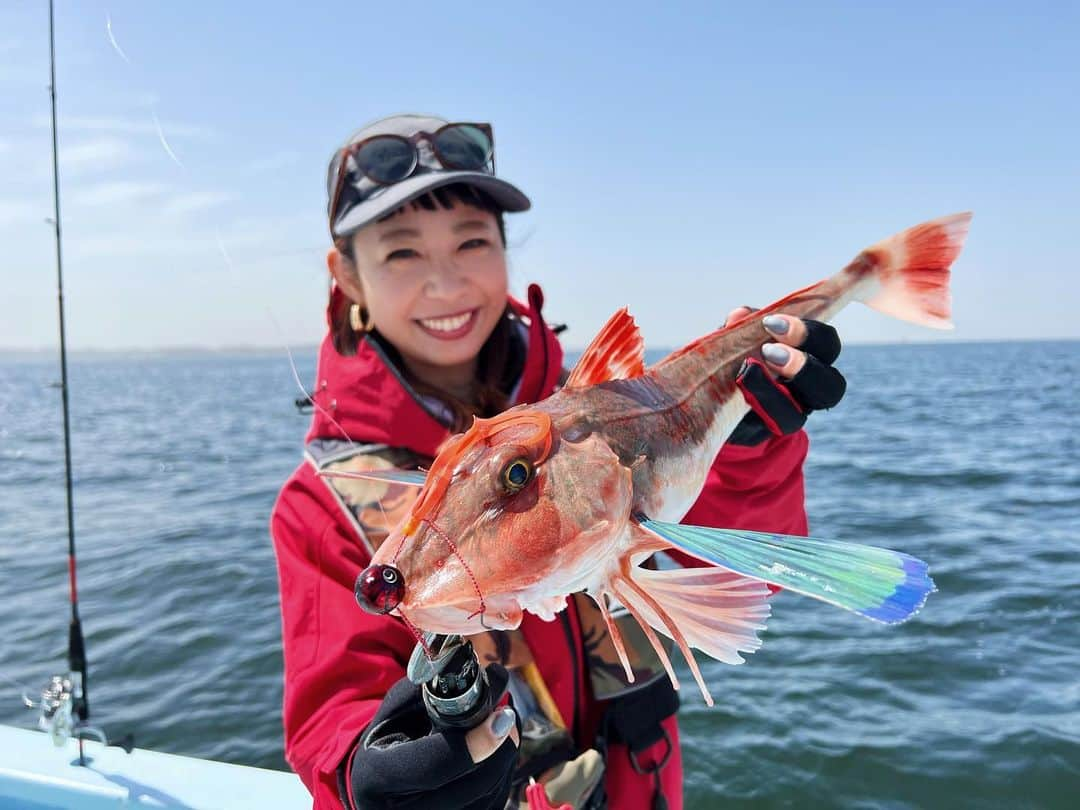 石川文菜のインスタグラム：「JACKALL STATION最新回はタイラバゲーム🎥  ノッコミシーズン中の東京湾でタイラバをしてきました🎣 自分は惜しくも真鯛は釣れなかったけれど、ベイトにアジャストさせたネクタイチョイスやルアーローテーションを目の当たりにしていい勉強になりました😭👏🏻  これは皆さん必見ですよ！  ナレーション入れるとやっぱり雰囲気違うね💡  https://youtu.be/LrT8Boz9tUU リンクはストーリーズにも載せてます👍🏻  今回はディレクションも担当させてもらっています🙇🏻‍♀️  撮影&編集＊HQ Createの平川さん @hirakawarikiya 👏🏻 協力船宿＊東京湾鯛ラバ船ぼっち👏🏻 ご協力ありがとうございました！  #JACKALL #オフショア #タイラバ #釣り #釣りスタグラム #海釣り #釣果 #釣果グラム」