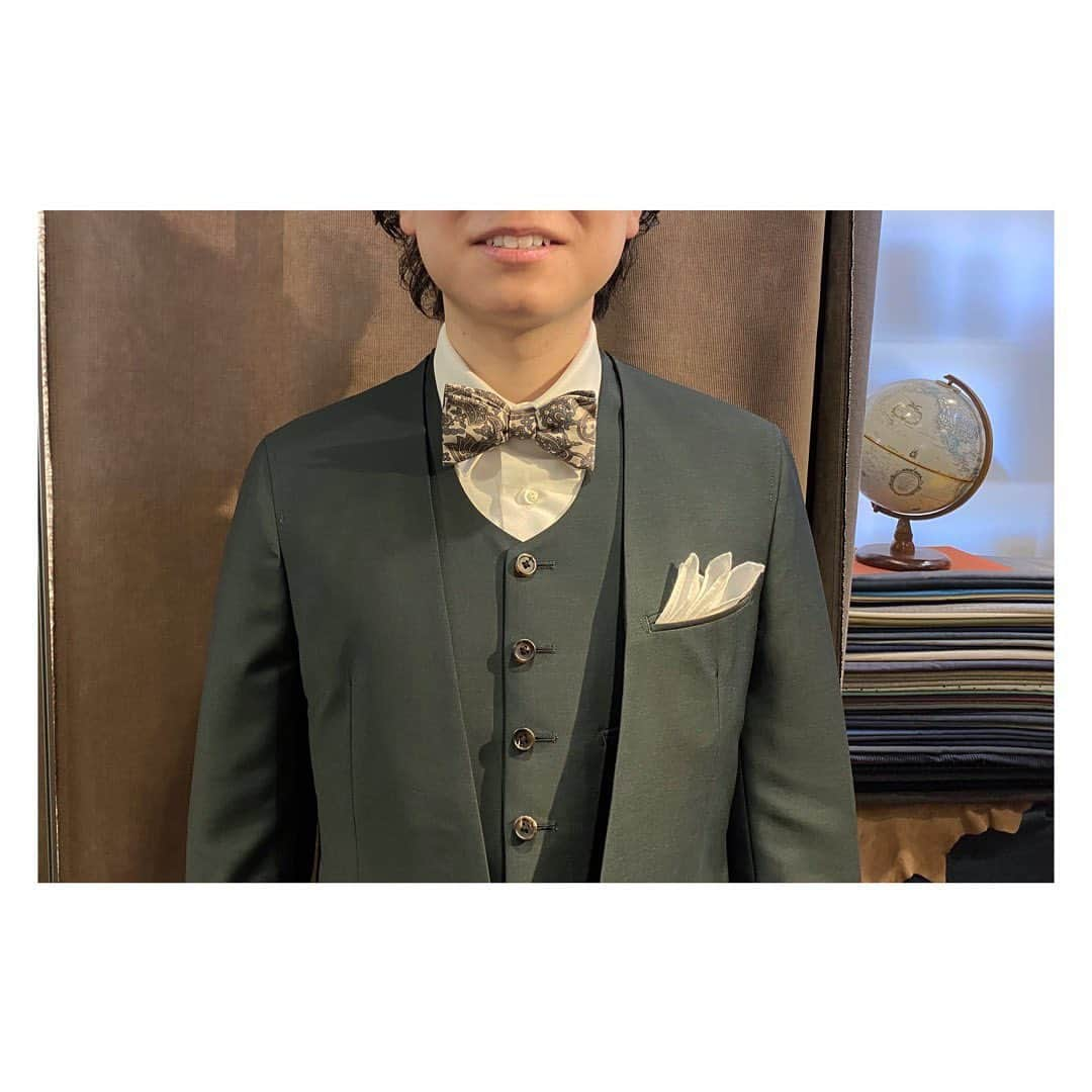 life_style_orderのインスタグラム：「< green × 3pc >  濃色グリーンのノーカラースリーピース。  ノーカラージャケット、ラウンドネックベスト、タックパンツのスタイルです。  小物はオンラインショップにて🤳🏻  LSO-MARKET https://shop.lifestyleorder.com  ----------------------------------------- 11:00-19:00 月曜・木曜定休日 完全予約制 ※HPのコンタクトフォームよりお願いします -----------------------------------------  #lifestyleorder #ライフスタイルオーダー #ウェディングスーツ #プレ花嫁 #新郎衣装 #タキシード #フォトウェディング #オーダータキシード #2023夏婚 #2023秋婚 #オーダースーツ目黒 #スリーピース #蝶ネクタイ #ノーカラー #ノーカラースーツ #蝶ネクタイ」