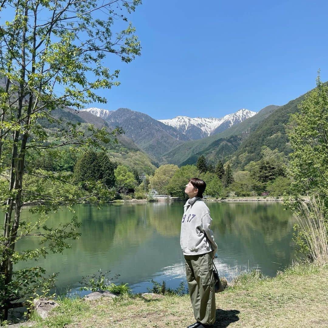 樋口柚子のインスタグラム：「今年のGWは おじいちゃんおばあちゃんに会いに長野へ🏔️ お母さんおすすめ(思い出)の地をまわって のんびりのんびり☺️ 風が気持ちよかった〜。。。 旬の筍と山菜の天ぷら、筍の煮物、 おばあちゃん作お漬物、おじさん作のカクテキ、 ごちそうさまでした😋」