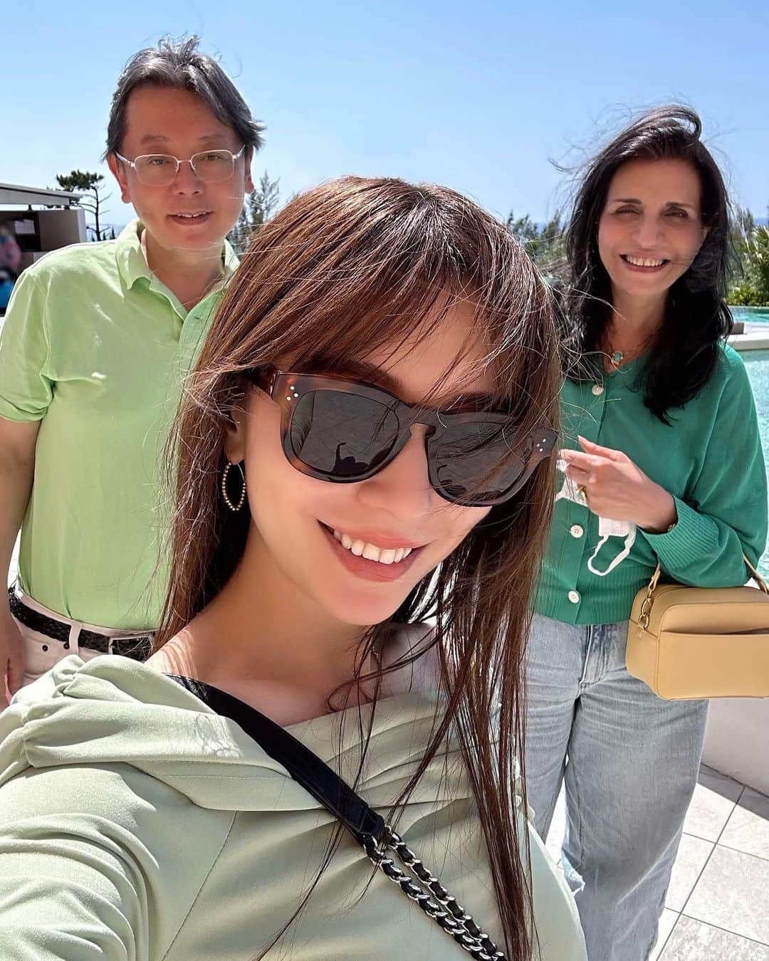 May J.のインスタグラム：「🌴👗🐢🦚🍀🥑💚  #Family #家族3人でグリーンコーデ  #家族」