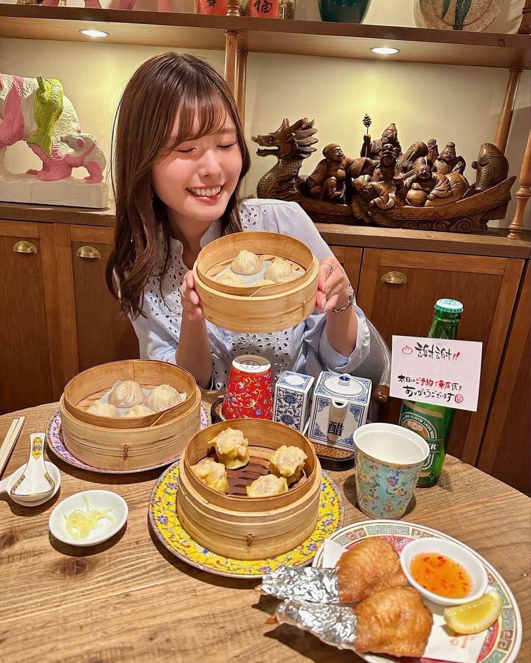 YOUKORINさんのインスタグラム写真 - (YOUKORINInstagram)「小籠包🥟ディナー🤍 @yokohamasyoronpomania   横浜駅からすぐのモアーズ8階に ある小籠包マニア🥟  ~Order Menu✍️~ 名物の小籠包 手羽餃子 海老焼売 酢豚 エビチャーハン よだれ鶏 ごま団子 ピスタチオアイス  小籠包はオーダーを聞いてから 皮を伸ばして包むので出来たてを 味わう事ができます☺️💕 肉汁の溢れるアツアツ手作り小籠包は注文必須‼️  アラカルトメニューもボリュームが しっかりあって大満足💮 どれを食べても美味しかった🫢❤️  店内は台湾🇹🇼に旅行に来たような雰囲気🙆‍♀️✨ 思わず写真を撮りたくなりますね🥰  ＜ランチ＞ 11:00～15:00（L.O.14:30） ＜ディナー＞ 15:00〜23:00（L.O.22:00） 日曜営業 ※詳しくはお店に要確認  📍神奈川県横浜市西区南幸1-3-1 横浜モアーズ 8F  #PR @yokohamasyoronpomania  #横浜グルメ #横浜中華 #横浜レストラン #台湾グルメ #横濱小籠包マニア #横浜小籠包 #横浜市グルメ#横浜#Yokohama」5月10日 20時37分 - xxy0uc0riinxx