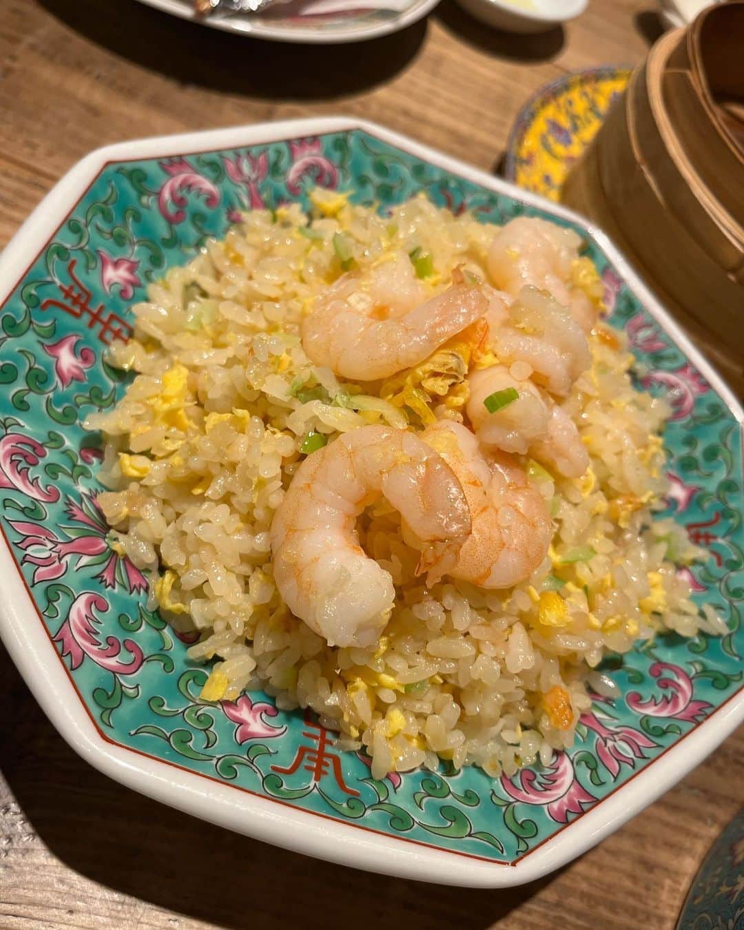 YOUKORINさんのインスタグラム写真 - (YOUKORINInstagram)「小籠包🥟ディナー🤍 @yokohamasyoronpomania   横浜駅からすぐのモアーズ8階に ある小籠包マニア🥟  ~Order Menu✍️~ 名物の小籠包 手羽餃子 海老焼売 酢豚 エビチャーハン よだれ鶏 ごま団子 ピスタチオアイス  小籠包はオーダーを聞いてから 皮を伸ばして包むので出来たてを 味わう事ができます☺️💕 肉汁の溢れるアツアツ手作り小籠包は注文必須‼️  アラカルトメニューもボリュームが しっかりあって大満足💮 どれを食べても美味しかった🫢❤️  店内は台湾🇹🇼に旅行に来たような雰囲気🙆‍♀️✨ 思わず写真を撮りたくなりますね🥰  ＜ランチ＞ 11:00～15:00（L.O.14:30） ＜ディナー＞ 15:00〜23:00（L.O.22:00） 日曜営業 ※詳しくはお店に要確認  📍神奈川県横浜市西区南幸1-3-1 横浜モアーズ 8F  #PR @yokohamasyoronpomania  #横浜グルメ #横浜中華 #横浜レストラン #台湾グルメ #横濱小籠包マニア #横浜小籠包 #横浜市グルメ#横浜#Yokohama」5月10日 20時37分 - xxy0uc0riinxx