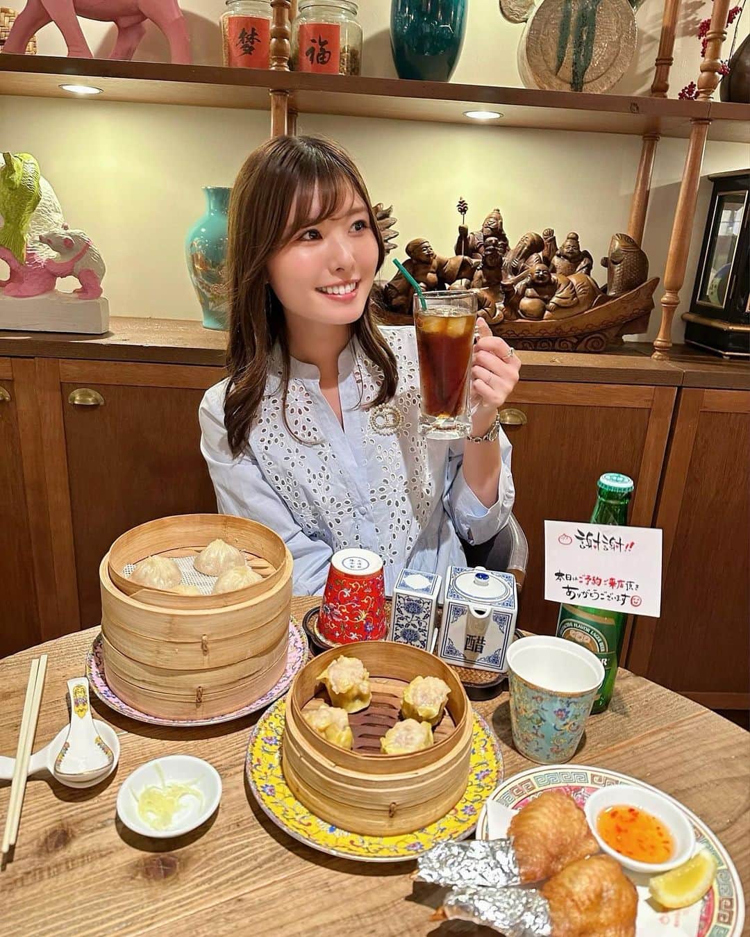 YOUKORINさんのインスタグラム写真 - (YOUKORINInstagram)「小籠包🥟ディナー🤍 @yokohamasyoronpomania   横浜駅からすぐのモアーズ8階に ある小籠包マニア🥟  ~Order Menu✍️~ 名物の小籠包 手羽餃子 海老焼売 酢豚 エビチャーハン よだれ鶏 ごま団子 ピスタチオアイス  小籠包はオーダーを聞いてから 皮を伸ばして包むので出来たてを 味わう事ができます☺️💕 肉汁の溢れるアツアツ手作り小籠包は注文必須‼️  アラカルトメニューもボリュームが しっかりあって大満足💮 どれを食べても美味しかった🫢❤️  店内は台湾🇹🇼に旅行に来たような雰囲気🙆‍♀️✨ 思わず写真を撮りたくなりますね🥰  ＜ランチ＞ 11:00～15:00（L.O.14:30） ＜ディナー＞ 15:00〜23:00（L.O.22:00） 日曜営業 ※詳しくはお店に要確認  📍神奈川県横浜市西区南幸1-3-1 横浜モアーズ 8F  #PR @yokohamasyoronpomania  #横浜グルメ #横浜中華 #横浜レストラン #台湾グルメ #横濱小籠包マニア #横浜小籠包 #横浜市グルメ#横浜#Yokohama」5月10日 20時37分 - xxy0uc0riinxx