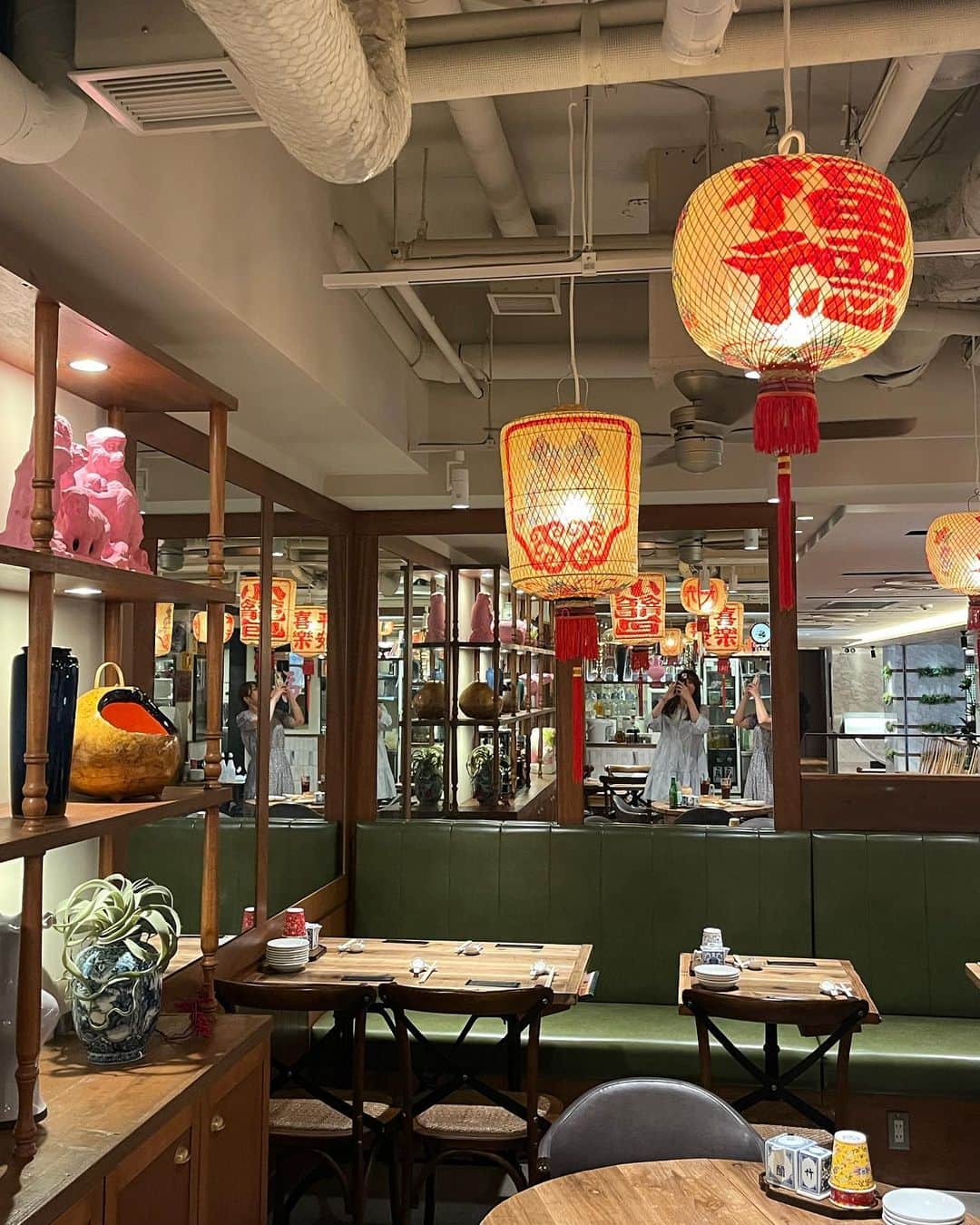 YOUKORINさんのインスタグラム写真 - (YOUKORINInstagram)「小籠包🥟ディナー🤍 @yokohamasyoronpomania   横浜駅からすぐのモアーズ8階に ある小籠包マニア🥟  ~Order Menu✍️~ 名物の小籠包 手羽餃子 海老焼売 酢豚 エビチャーハン よだれ鶏 ごま団子 ピスタチオアイス  小籠包はオーダーを聞いてから 皮を伸ばして包むので出来たてを 味わう事ができます☺️💕 肉汁の溢れるアツアツ手作り小籠包は注文必須‼️  アラカルトメニューもボリュームが しっかりあって大満足💮 どれを食べても美味しかった🫢❤️  店内は台湾🇹🇼に旅行に来たような雰囲気🙆‍♀️✨ 思わず写真を撮りたくなりますね🥰  ＜ランチ＞ 11:00～15:00（L.O.14:30） ＜ディナー＞ 15:00〜23:00（L.O.22:00） 日曜営業 ※詳しくはお店に要確認  📍神奈川県横浜市西区南幸1-3-1 横浜モアーズ 8F  #PR @yokohamasyoronpomania  #横浜グルメ #横浜中華 #横浜レストラン #台湾グルメ #横濱小籠包マニア #横浜小籠包 #横浜市グルメ#横浜#Yokohama」5月10日 20時37分 - xxy0uc0riinxx