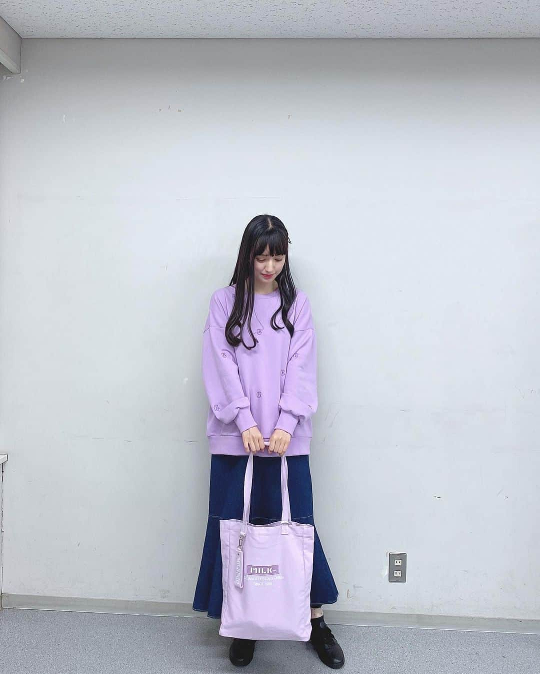 村星りじゅ（ukka）さんのインスタグラム写真 - (村星りじゅ（ukka）Instagram)「＊ 昨日の私服☺︎ パープルのトレーナーと 最近買ったトートバッグです〜　photo by るり ⁡ ＊1枚目(普通に撮ってもらってる) ⁡ ＊2枚目以降 あやめ「鳥久持って！」 ⁡ 私「え？」 ⁡ あやめ「鳥久持って！！」 ⁡ 私「え？それ9？」(聞き取れない) ⁡ あやめ「鳥久持って！」 ⁡ りなが紫の鳥久のお弁当を渡す 私「あ！そういうことね笑」 ⁡ あやめ「鳥久コーデ(?)」  昨日のフォーク村の夜ご飯は 鳥久さんのお弁当でした☀︎ ⁡ #フォーク村#私服#fashion#昨日のコーデ  #パープル#milkfed#トートバッグ #トレーナー#R#マーメイドスカート #鳥久#お弁当#紫 ⁡ #鳥久コーデ  #ukka#村星りじゅ」5月10日 20時48分 - riju_murahoshi