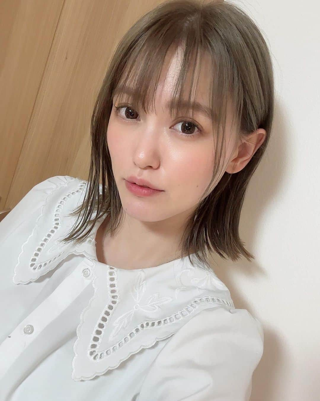 三島ゆかりのインスタグラム：「イメチェン🍎 結婚式終わったらばっさり切ろうと思ってたので💇‍♀️ ビフォーアフター💖 前髪なしのロングヘアから前髪ありのショートボブにしました✨ 髪の毛切ったら老けると思ってたけど髪切った方が若く見える気がする🧐 色味も全頭ブリーチ2回もして色入れたのでだいぶ変わりました✌️ 太陽の火に当たればまたいい感じなはず☀️ どうかなー？？🥰  #イメチェン #カラーカット #ブリーチ #ボブ #一児のママ #三島ゆかり #ゆかりんご」