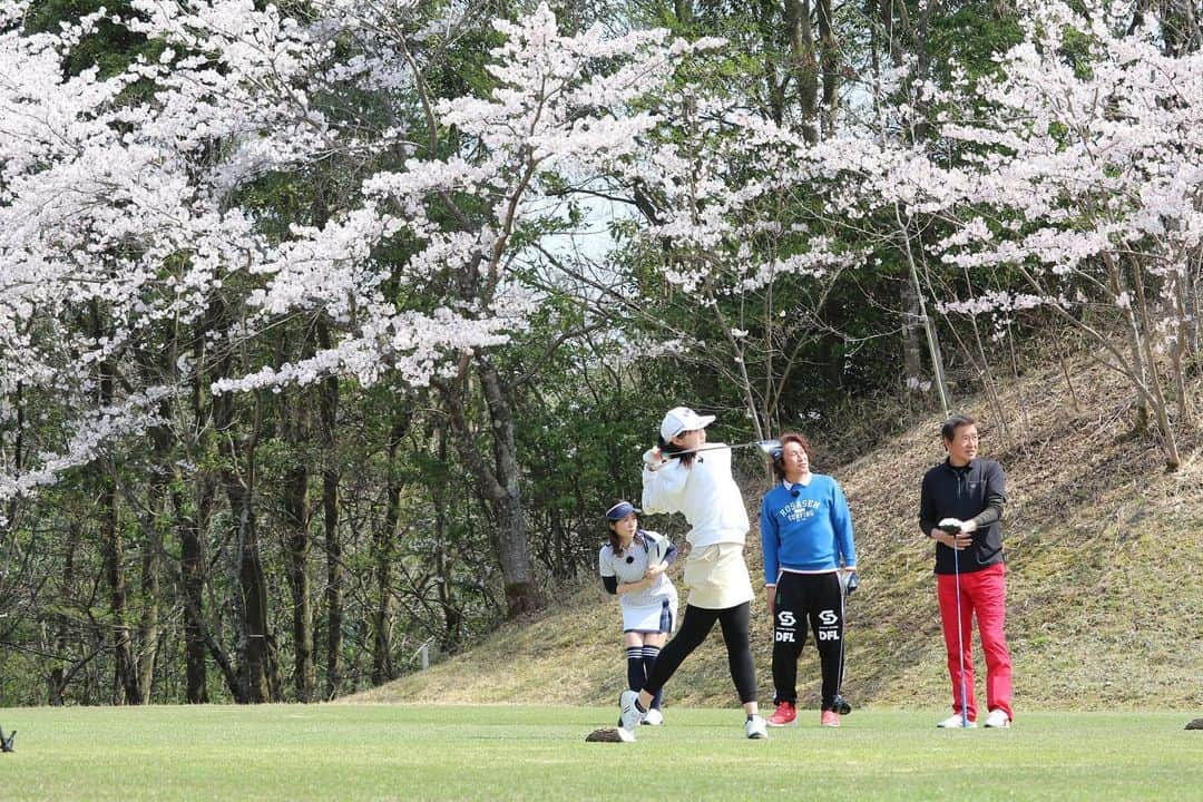 三浦桃香のインスタグラム：「番組告知です💓  中海テレビ　三浦桃香にチャレンジゴルフ！土曜朝7時～  野人 岡野雅行さんがゲストとして参戦して下さいました！！ 川口さんとタッグ組んでチャレンジします！岡野さんのトークとミラクルなゴルフを見逃しなく🎶」