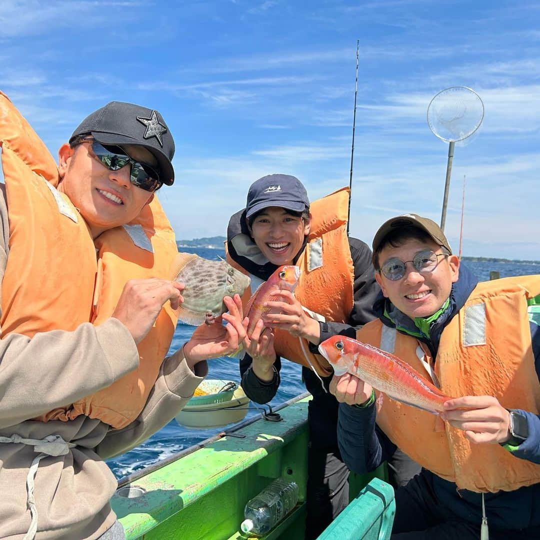 平松修造のインスタグラム：「青木源太さんと田辺大智と釣り🔥🔥 青木さんの船釣りデビューにお供できた🎣🐟  釣れた頭数は少なかったけど、 アマダイ・カワハギ・ウマヅラやら 美味しいのが釣れてテンション上がりました ウマヅラは肝パンでした  意外な発見は あまり美味しいイメージのなかった ニザダイとアイゴが 素早く処理すれば意外と美味しいということ。。。  しばらく日焼けで顔真っ赤です。 メイクでうまいこと隠します。  またすぐ行きたいなあ 正式にハマっている  #釣り #アナウンサー釣行記」