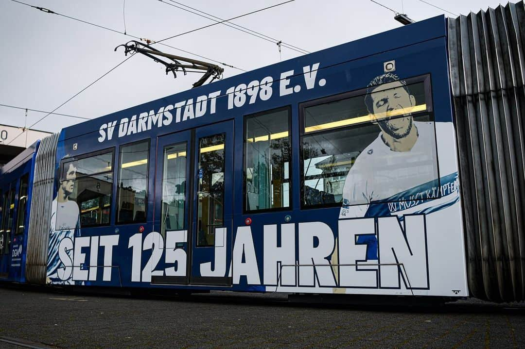 SVダルムシュタット98さんのインスタグラム写真 - (SVダルムシュタット98Instagram)「Eine #Lilien-Straßenbahn für Darmstadt! 🚉😍 Ab sofort in der Stadt unterwegs. Wie gefällt sie Euch? ⚜️ #sv98」5月10日 20時42分 - svdarmstadt1898