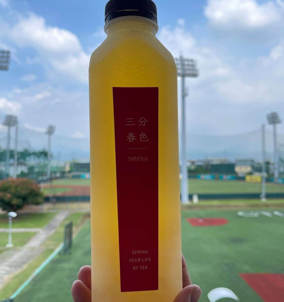 高野圭佑さんのインスタグラム写真 - (高野圭佑Instagram)「大家好！🟨⚾️  台湾中信兄弟でプレーを始めた日から 2年経ちました。  有難い事に台湾CPBLファンが いまでも僕の元へファンレターを送ってくれます  読ませて貰い いつも嬉しい気持ちになっています  中信兄弟でプレーさせて貰った1年。 CPBLファンと共にした1年のお陰で  今の僕があります  現在は高野はエイジェックという所で 都市対抗優勝を目指しプレーしています  いつもファンレターありがとうごさいます いつかまた台湾に行きたいです  ーーーーーーーーーーーーーーーーーーー 在台灣的中信兄弟打球，已經過了兩年 很感謝台灣的中職球迷，直到現在還會寫信給我 每次讀信時都很開心  因為有效力於中信兄弟的一年 因為有跟中職球迷一起度過的一年 才有今天的我  現在我在日本社會人Agekke打球 目標是拿到都市對抗賽冠軍  謝謝大家寫信給我 有時間還想再去台灣  ps. 高山金萱茶+QQ好好喝  #台湾 #中信兄弟 #阪神タイガース #高野圭佑 #Agekke #エイジェック #都市対抗」5月10日 20時48分 - keisuke_takano58