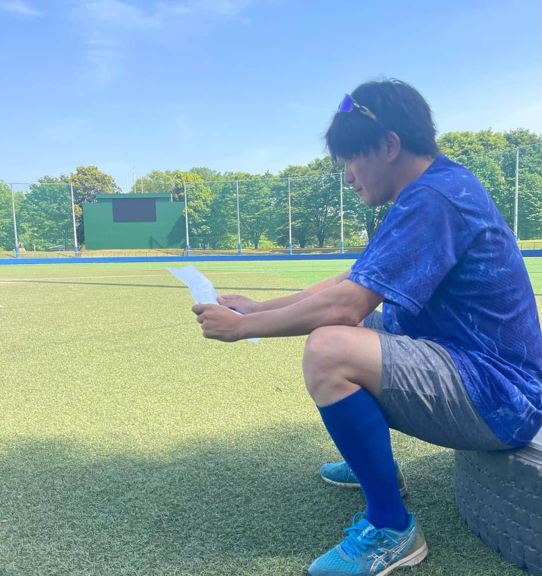 高野圭佑のインスタグラム：「大家好！🟨⚾️  台湾中信兄弟でプレーを始めた日から 2年経ちました。  有難い事に台湾CPBLファンが いまでも僕の元へファンレターを送ってくれます  読ませて貰い いつも嬉しい気持ちになっています  中信兄弟でプレーさせて貰った1年。 CPBLファンと共にした1年のお陰で  今の僕があります  現在は高野はエイジェックという所で 都市対抗優勝を目指しプレーしています  いつもファンレターありがとうごさいます いつかまた台湾に行きたいです  ーーーーーーーーーーーーーーーーーーー 在台灣的中信兄弟打球，已經過了兩年 很感謝台灣的中職球迷，直到現在還會寫信給我 每次讀信時都很開心  因為有效力於中信兄弟的一年 因為有跟中職球迷一起度過的一年 才有今天的我  現在我在日本社會人Agekke打球 目標是拿到都市對抗賽冠軍  謝謝大家寫信給我 有時間還想再去台灣  ps. 高山金萱茶+QQ好好喝  #台湾 #中信兄弟 #阪神タイガース #高野圭佑 #Agekke #エイジェック #都市対抗」