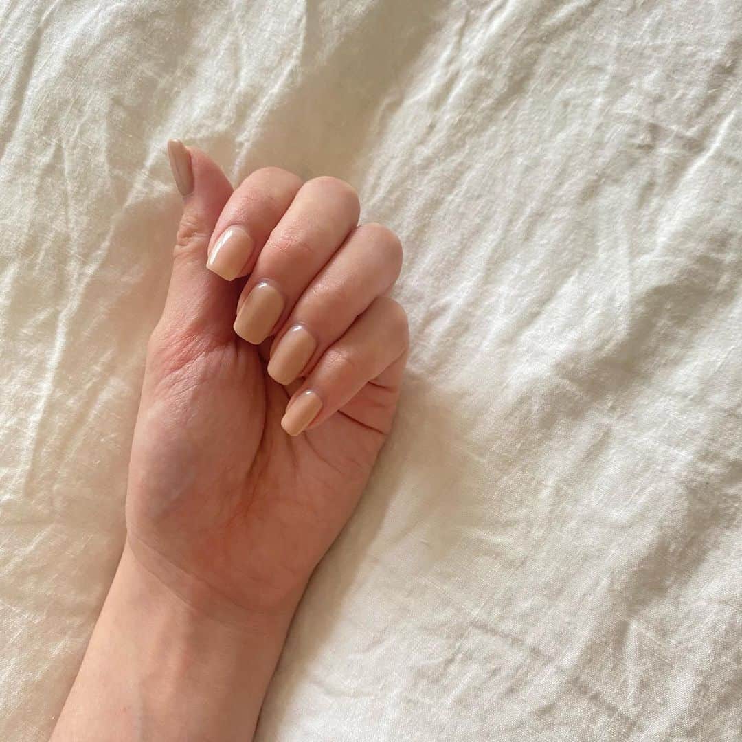 のインスタグラム：「New💅  ベージュワンカラーだけど スクエアにしたからただのシンプルじゃないのが大人可愛くて好き♡  #New #NAIL #Newnail #ベージュネイル #ワンカラーネイル #ナチュラルネイル」