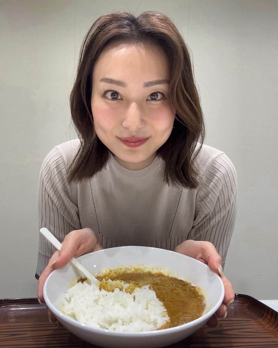のインスタグラム：「⁡ ABEMA「倍速ニュース」でした〜！ 今日も記者中継はなく(最近全然中継コーナーないな…)のんびりコメント紹介ともぐもぐタイムの日でした！ 今日5月10日は「五島の日」ということで、五島の鯛で出汁を使ったカレーを試食🍛  こないだもカレーだったけど、大好きなので問題なし🥹🧡 カレーキャラが根付くかな……？笑 ⁡  #テレビ朝日アナウンサー #本間智恵 #ABEMA #倍速ニュース #アナウンサーカメラ #YouTube生配信#五島の日 #五島鯛カレー #五島の鯛で出汁をとったカレー」