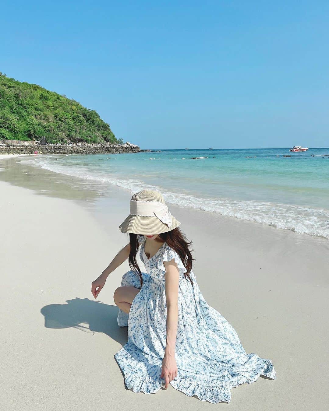 Isakoさんのインスタグラム写真 - (IsakoInstagram)「Lan Island 🐚🫧 　 タイのパタヤから船でラーン島へ パタヤビーチからフェリー⛴️か スピードボートで行ける島です🐚  透明度が高い海がとても綺麗🫧 最近はオシャレなホテルやカフェが増えて 観光にとても人気だそう。  　 フェリーかスピードボートで行けて、個人的には スピードボートがアトラクションみたいで 楽しいのでおすすめです🤣🫶 　 　 dress @dinoble_official 👗 hat @chesty_official 👒 　 　 花柄のワンピース👗5/27 発売です✨ (⚠️大変好評のため　5/16 先行予約開始されます！) 花柄バージョンはツルツルとした生地で バケーションにピッタリ。すぐ乾くので 水着の下に着たり プールサイドでも活躍しそう🫶 　 この間載せたホワイトバージョンはしっかりした生地で インナー無しで透け知らず✨リゾートにも、 ディナーにも着て行ける高級感のある万能品です🤍 　 　  　  #タイ#パタヤ#海外旅行#タイ旅行#海外コーデ#旅行#旅行コーデ#dinoble#thailandtravel#thailand🇹🇭#pattaya#kohlarn#離島」5月10日 20時45分 - ichaaako