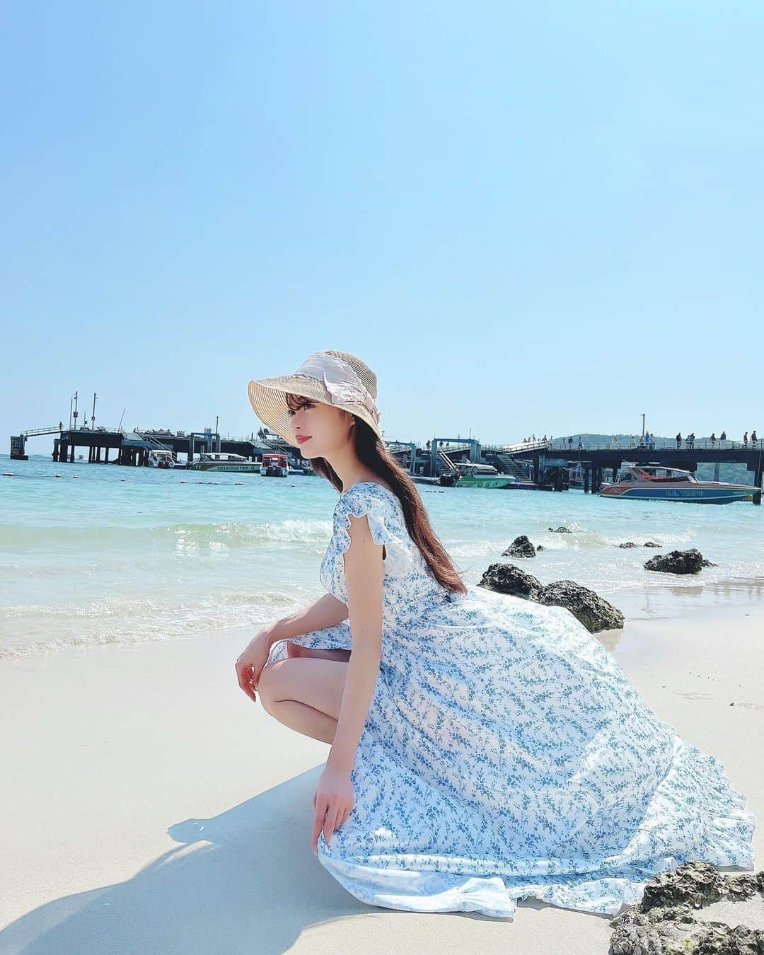 のインスタグラム：「Lan Island 🐚🫧 　 タイのパタヤから船でラーン島へ パタヤビーチからフェリー⛴️か スピードボートで行ける島です🐚  透明度が高い海がとても綺麗🫧 最近はオシャレなホテルやカフェが増えて 観光にとても人気だそう。  　 フェリーかスピードボートで行けて、個人的には スピードボートがアトラクションみたいで 楽しいのでおすすめです🤣🫶 　 　 dress @dinoble_official 👗 hat @chesty_official 👒 　 　 花柄のワンピース👗5/27 発売です✨ (⚠️大変好評のため　5/16 先行予約開始されます！) 花柄バージョンはツルツルとした生地で バケーションにピッタリ。すぐ乾くので 水着の下に着たり プールサイドでも活躍しそう🫶 　 この間載せたホワイトバージョンはしっかりした生地で インナー無しで透け知らず✨リゾートにも、 ディナーにも着て行ける高級感のある万能品です🤍 　 　  　  #タイ#パタヤ#海外旅行#タイ旅行#海外コーデ#旅行#旅行コーデ#dinoble#thailandtravel#thailand🇹🇭#pattaya#kohlarn#離島」
