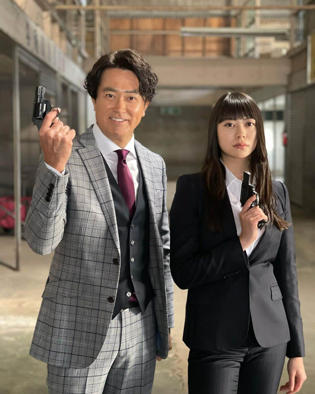 ラストマンー全盲の捜査官ーさんのインスタグラム写真 - (ラストマンー全盲の捜査官ーInstagram)「＼3話オフショット／  皆実さんが大好きなあのシリーズ‼️ 『名刑事マイホームズ』の2S📸  #ラストマン のバディも見どころですが、 こちらのバディもカッコイイ✨  第3話をもう一度ご覧になりたい方は TVerで👍 tver.jp/episodes/ep26m…  #無敵のふたり #福山雅治 #大泉洋  #石黒賢 #山下リオ」5月10日 20時45分 - lastman_tbs