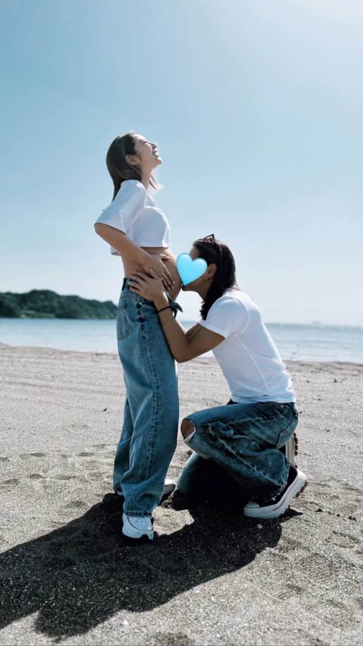 佐藤あずみのインスタグラム：「画像たくさんだから動画でまとめてみた🩵  #妊娠8ヶ月 #マタニティ #マタニティフォト #セルフフォト #マタニティライフ #プレママ #妊婦 #maternity #maternitylife #maternityphoto #maternityphotography #maternityshoot」