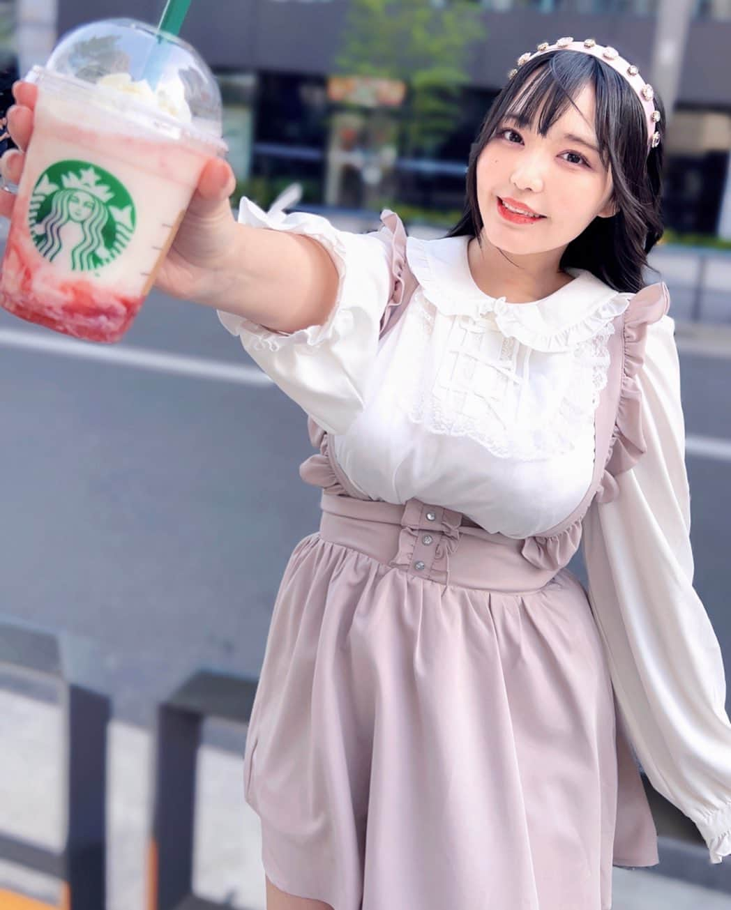 恋渕ももなさんのインスタグラム写真 - (恋渕ももなInstagram)「🍓🤍🍓🤍🍓   *  ୨୧   *  ୨୧  スタバ新作おいしい〜❣️  また飲みたい🥺💗🍓  ୨୧  *  #恋渕ももな   #量産型 #量産型女子 #量産型コーデ #量産型ヲタク #地雷系女子 #地雷 #ジラジョ #地雷女 #地雷系 #サブカル女子 #サブカル地雷 #kawaii #ootd #今日のコーデ #japanesegirl #風強すぎ #starbucks #スターバックス #スタバ #スタバ新作」5月10日 20時49分 - koibuchimomona