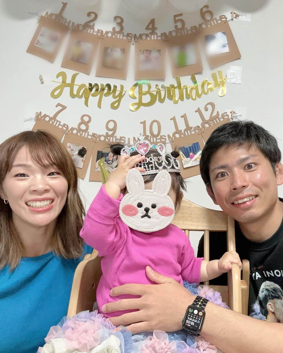 川井梨紗子さんのインスタグラム写真 - (川井梨紗子Instagram)「. 娘が1歳になりました🥲🎂🩷 この1年、たくさんの幸せといろんな経験をさせてくれて ありがとう💐 びっくりするほどよく食べて、本当によく笑う子です☺️ この子に出会えて本当によかった🥲🩷 . ママになって1年ということで、希龍がお花を1本くれました🤭🌹サプライズ🤭🩷 毎年1本ずつ増やしてくれる(忘れてなければ)らしいし 楽しみにしとこ🤭 . 1年前の今日は出産してたのに、1年経った今は試合に向けて練習しているなんて想像してもいませんでした。 我ながらタフだなと思います（笑） . 最後の方の写真は、細かい作業が大嫌いで苦手な私が 白目むきそうになりながら作った力作です😂褒めてください😂」5月10日 20時51分 - risako_kawai